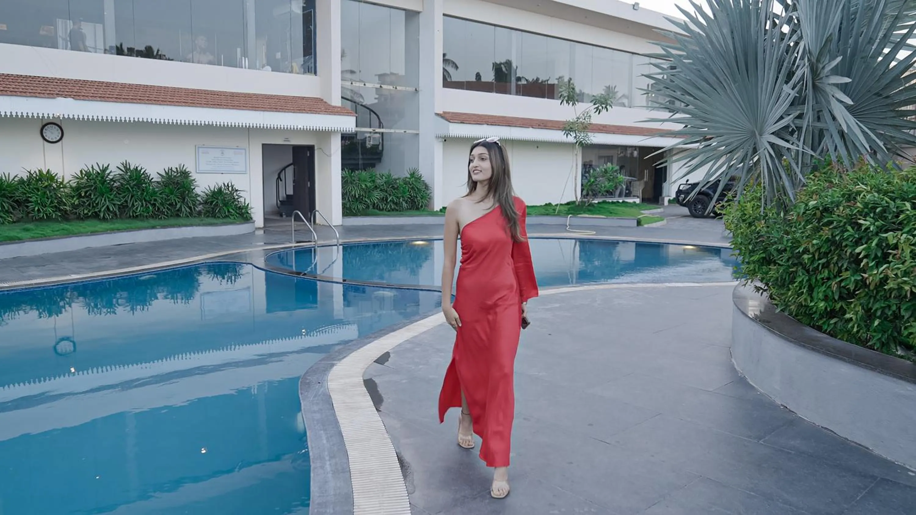 Swimming pool in Mayur Belgaum Presidency Hotel & Spa