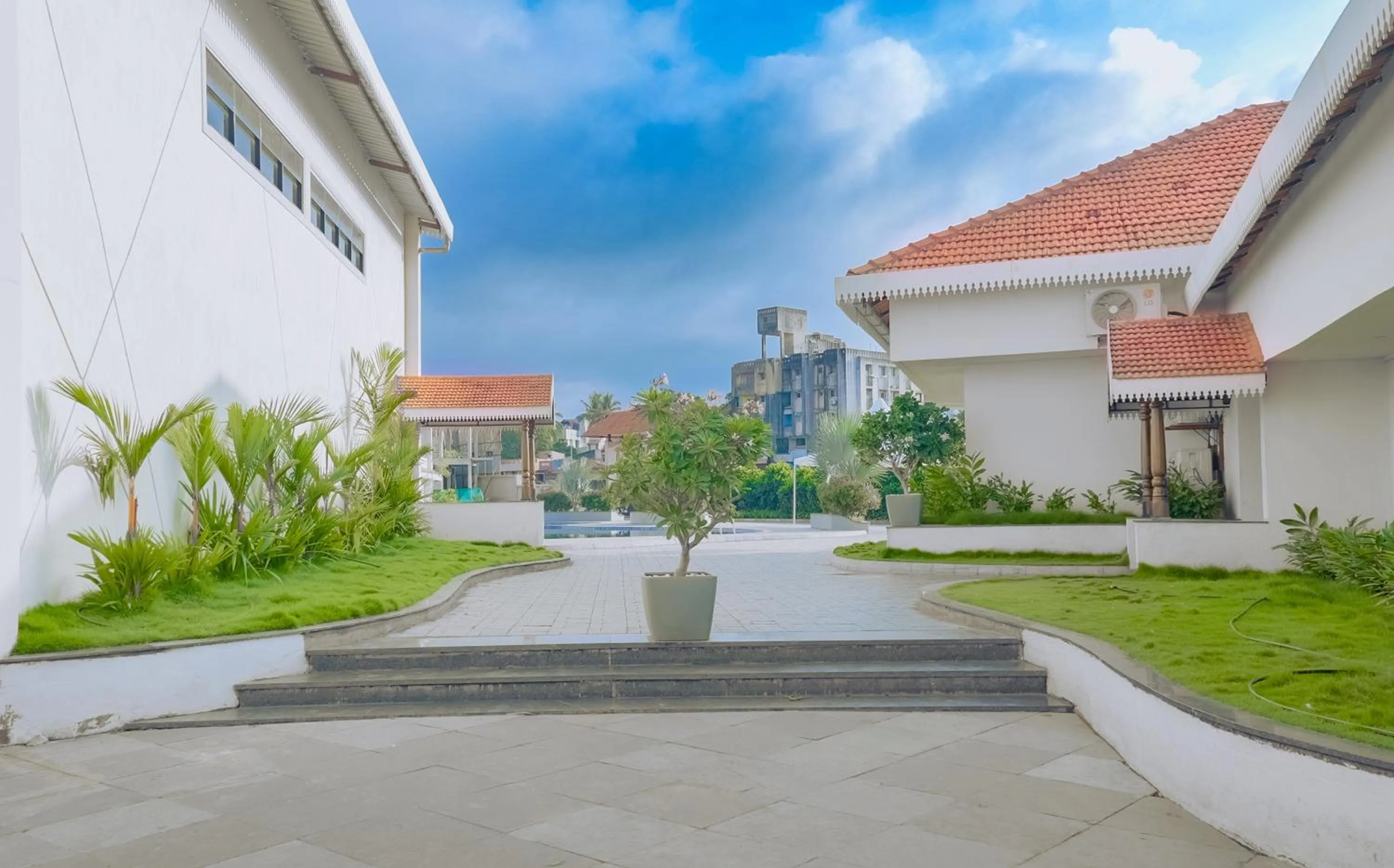 Tennis court in Mayur Belgaum Presidency Hotel & Spa