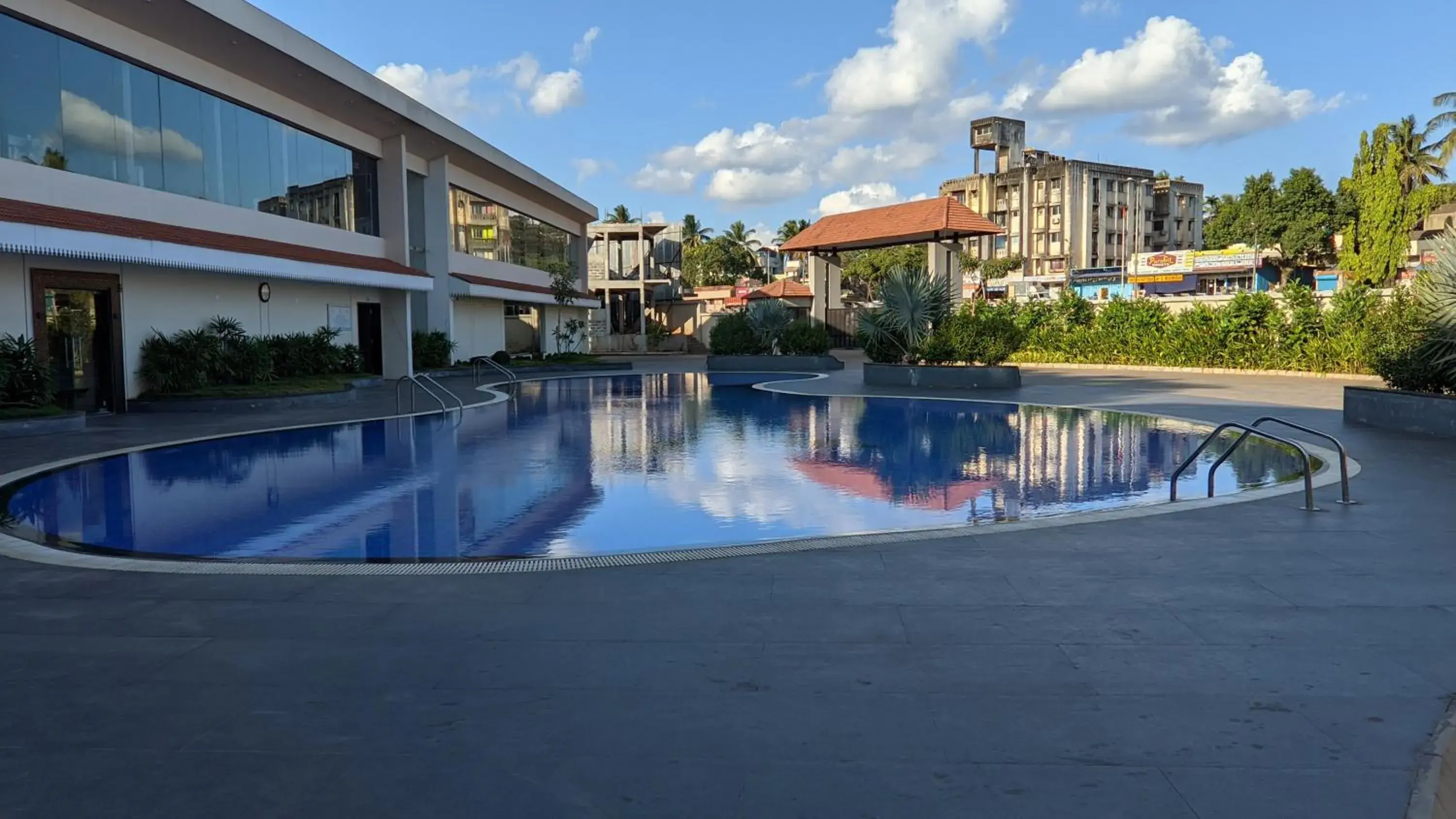 Swimming pool in Mayur Belgaum Presidency Hotel & Spa Swimming pool in Mayur Belgaum Presidency Hotel & Spa