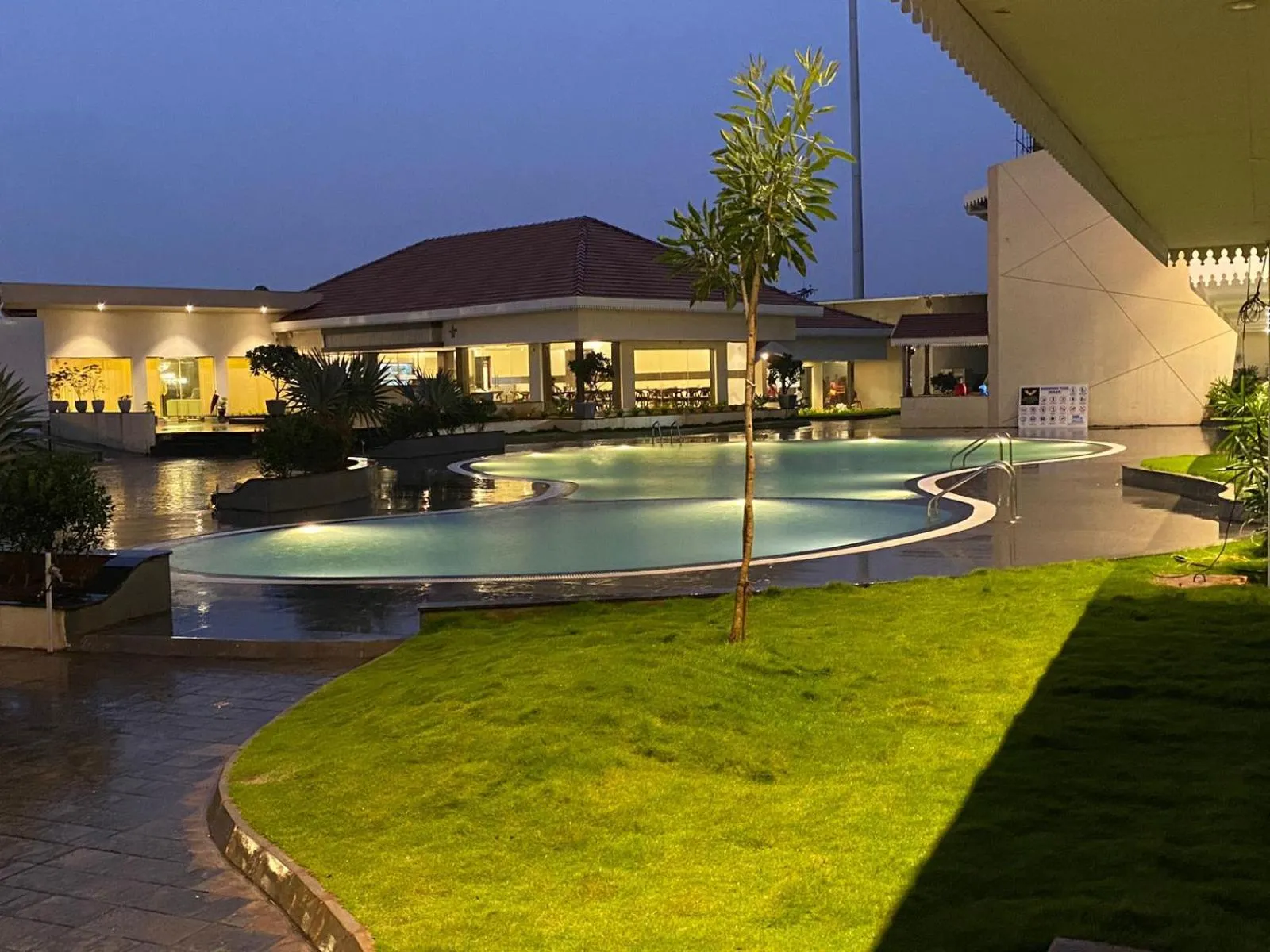 Swimming pool in Mayur Belgaum Presidency Hotel & Spa