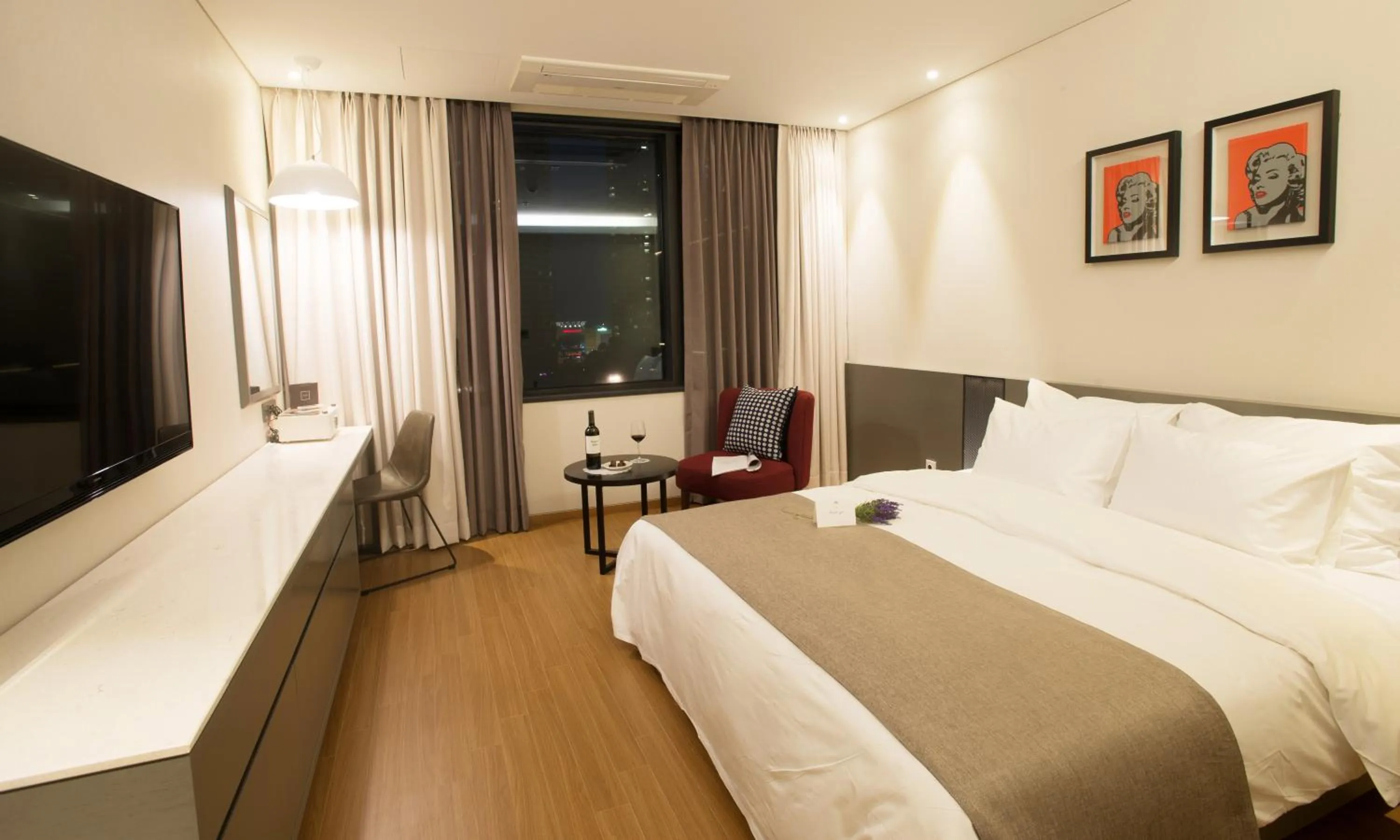 Bedroom, Bed in GloucesterHotel Cheongju