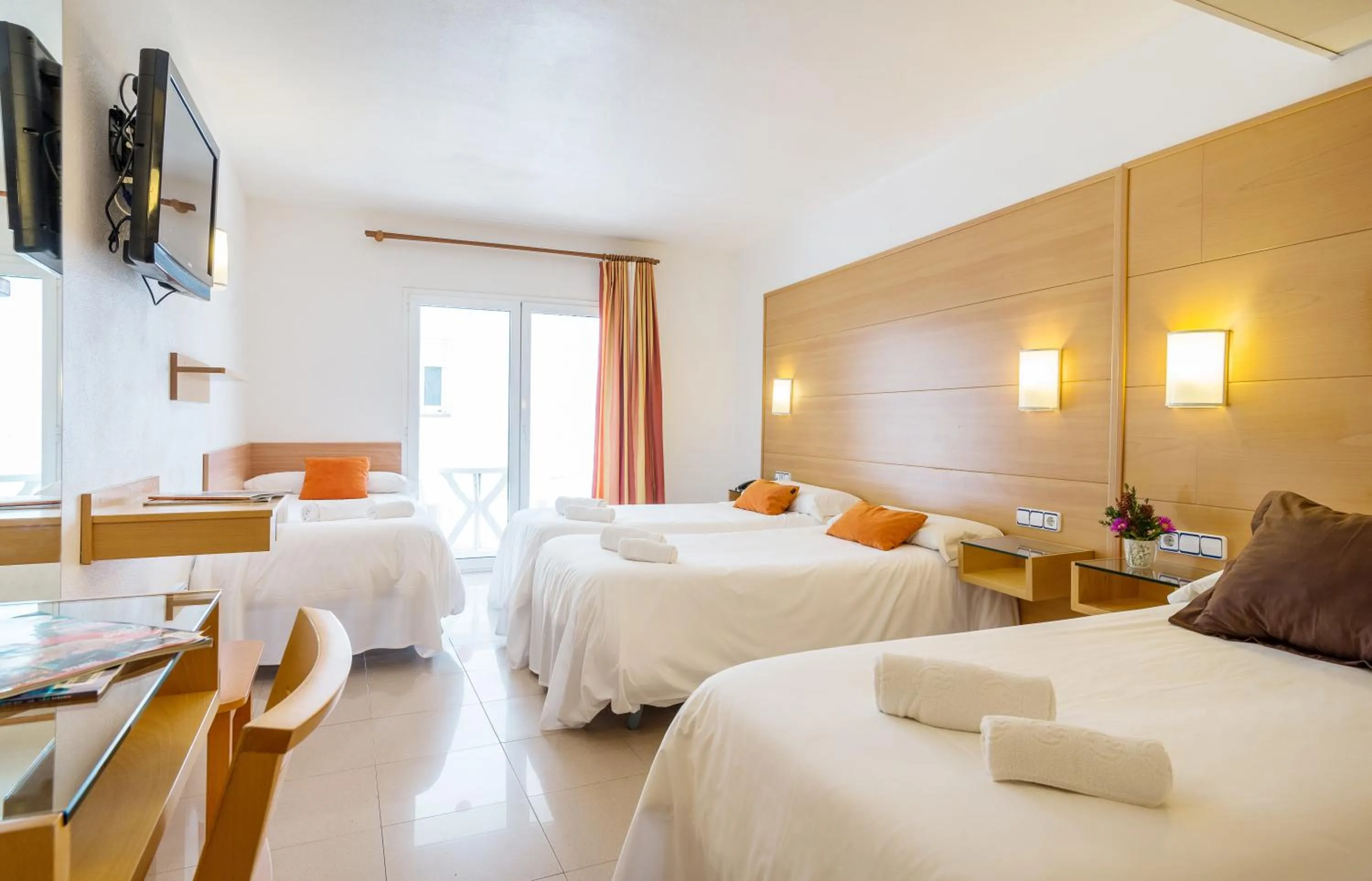 Photo of the whole room in Hotel & Diving Les Illes