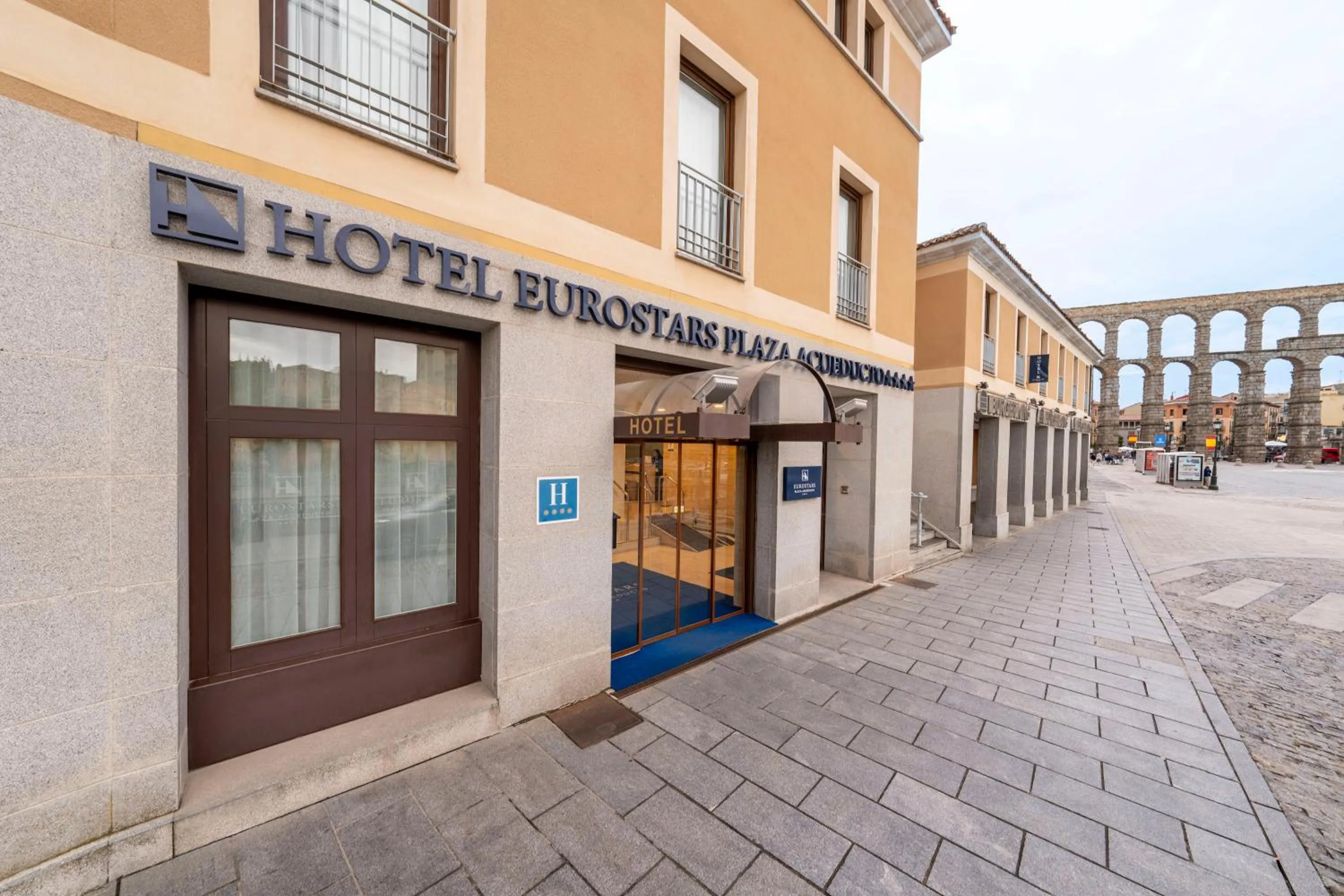 Lobby or reception in Eurostars Plaza Acueducto