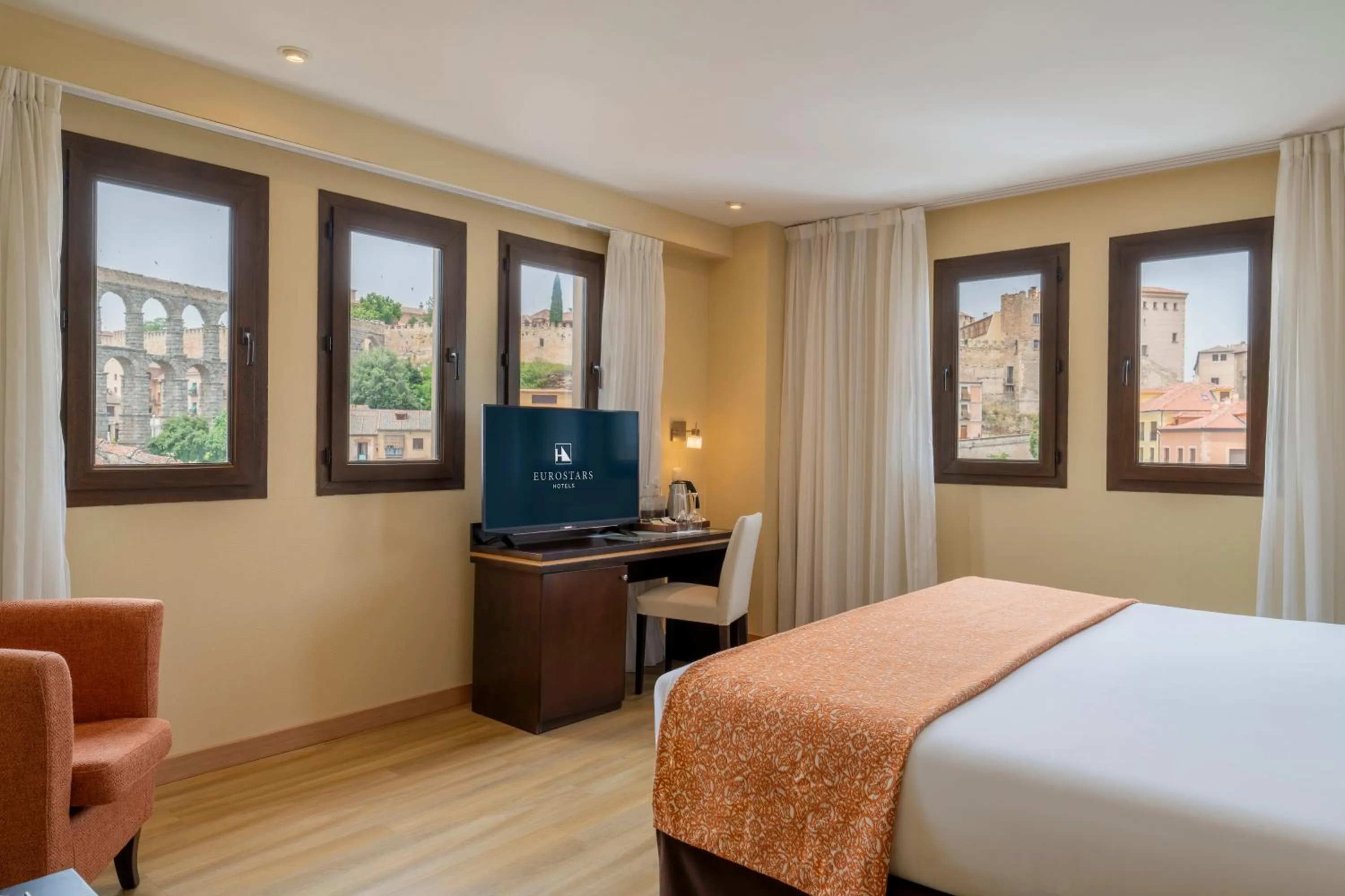 Photo of the whole room, Bed in Eurostars Plaza Acueducto