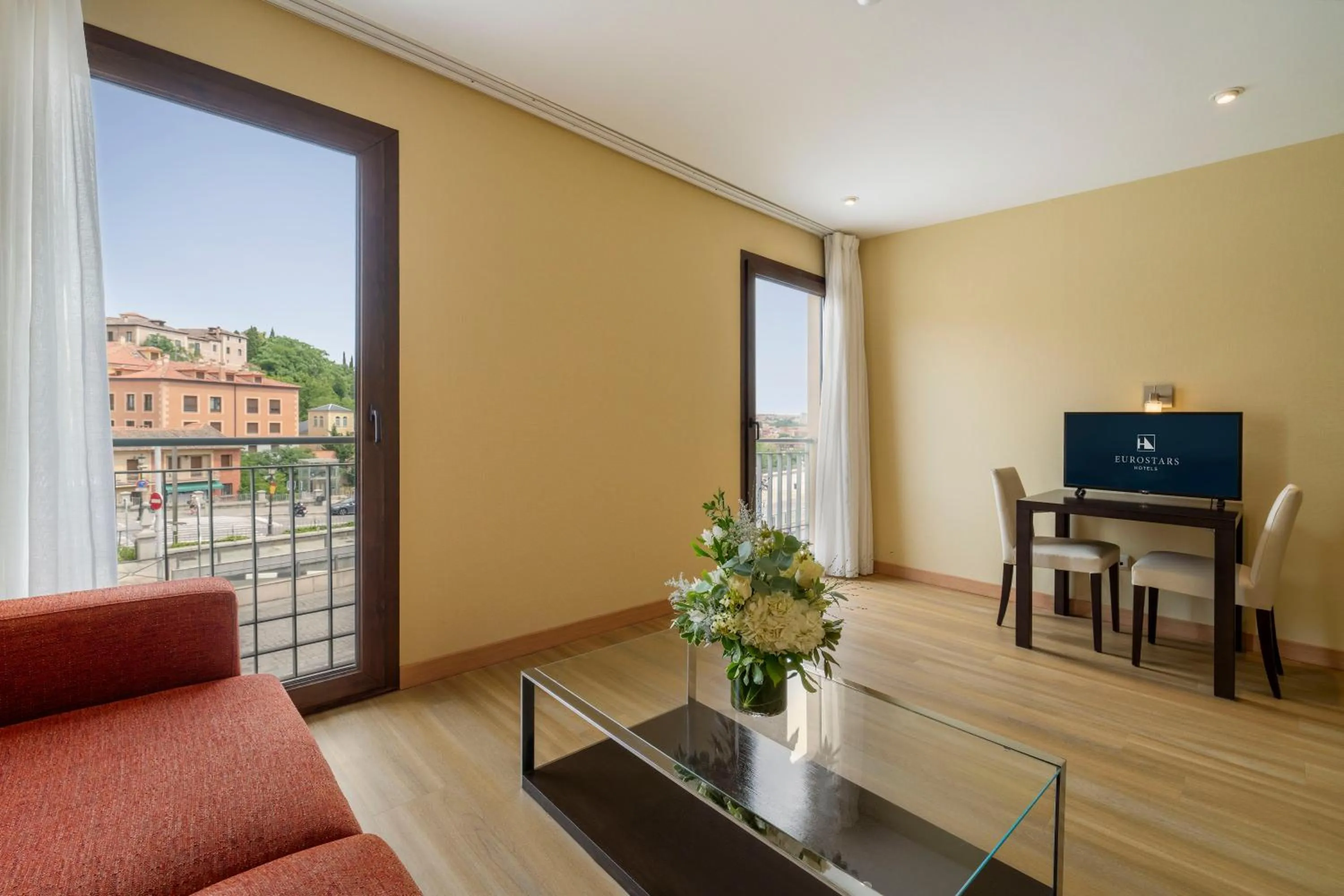 Living room in Eurostars Plaza Acueducto