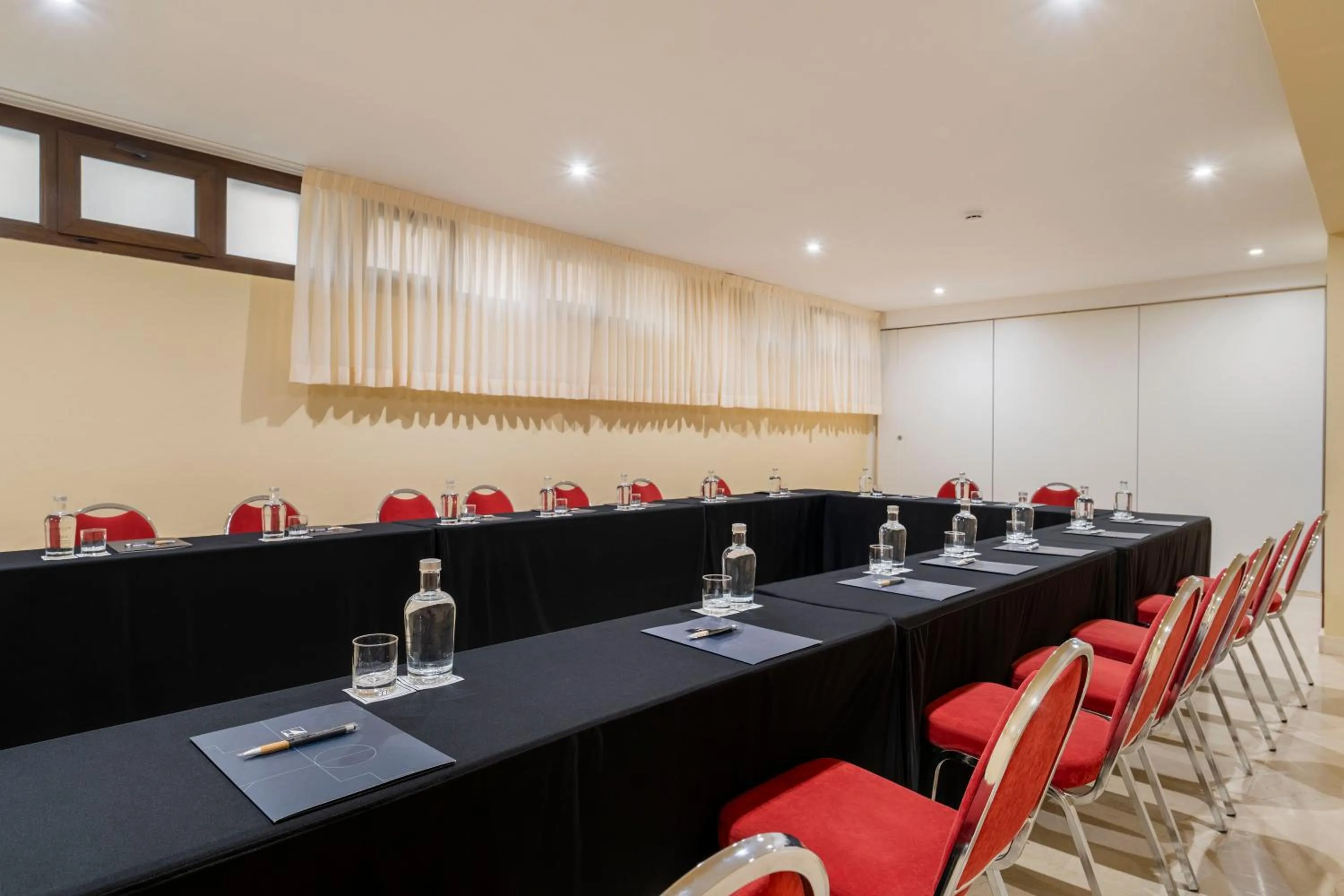 Meeting/conference room in Eurostars Plaza Acueducto