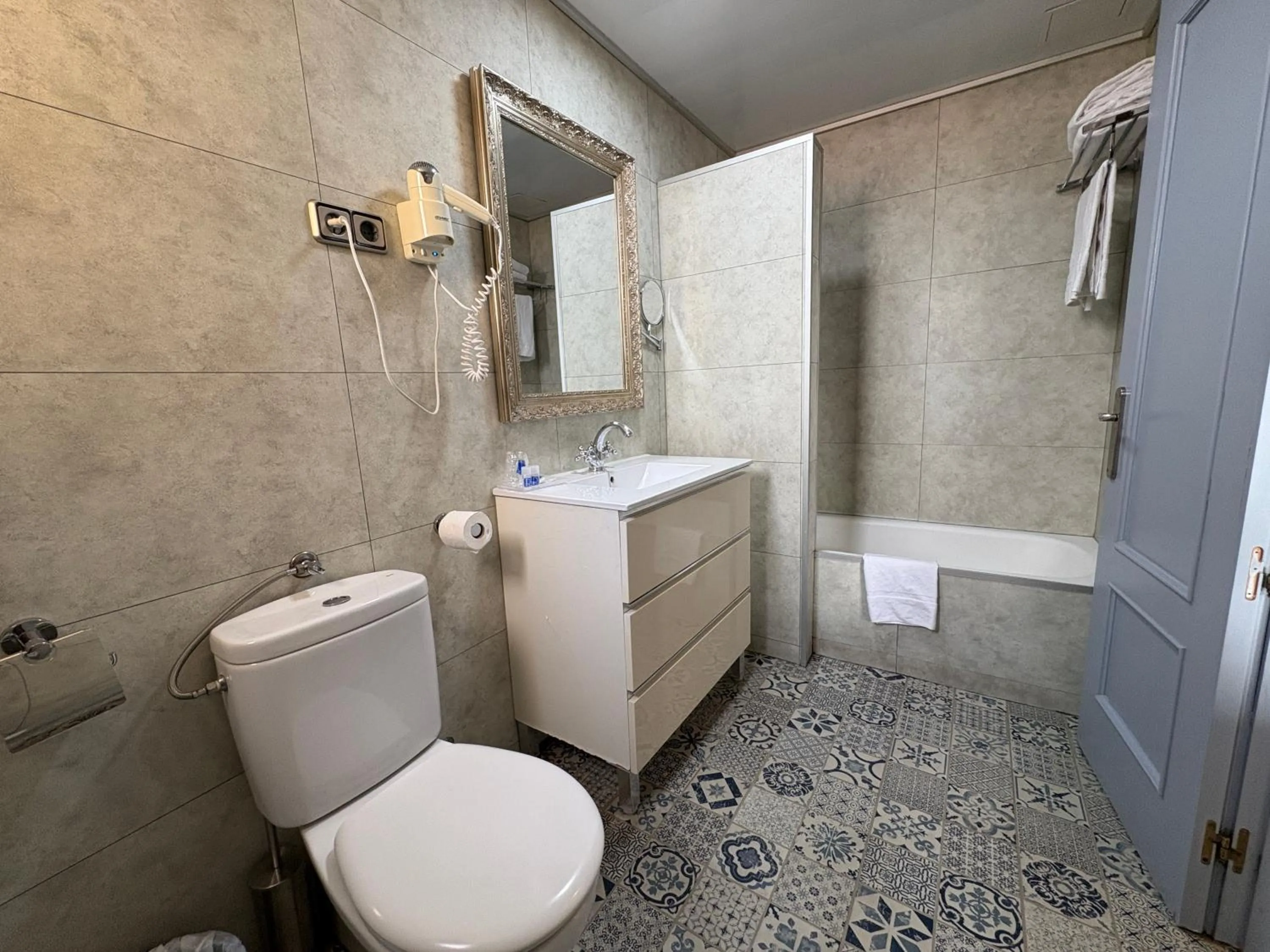 Bathroom in Ramblas Hotel