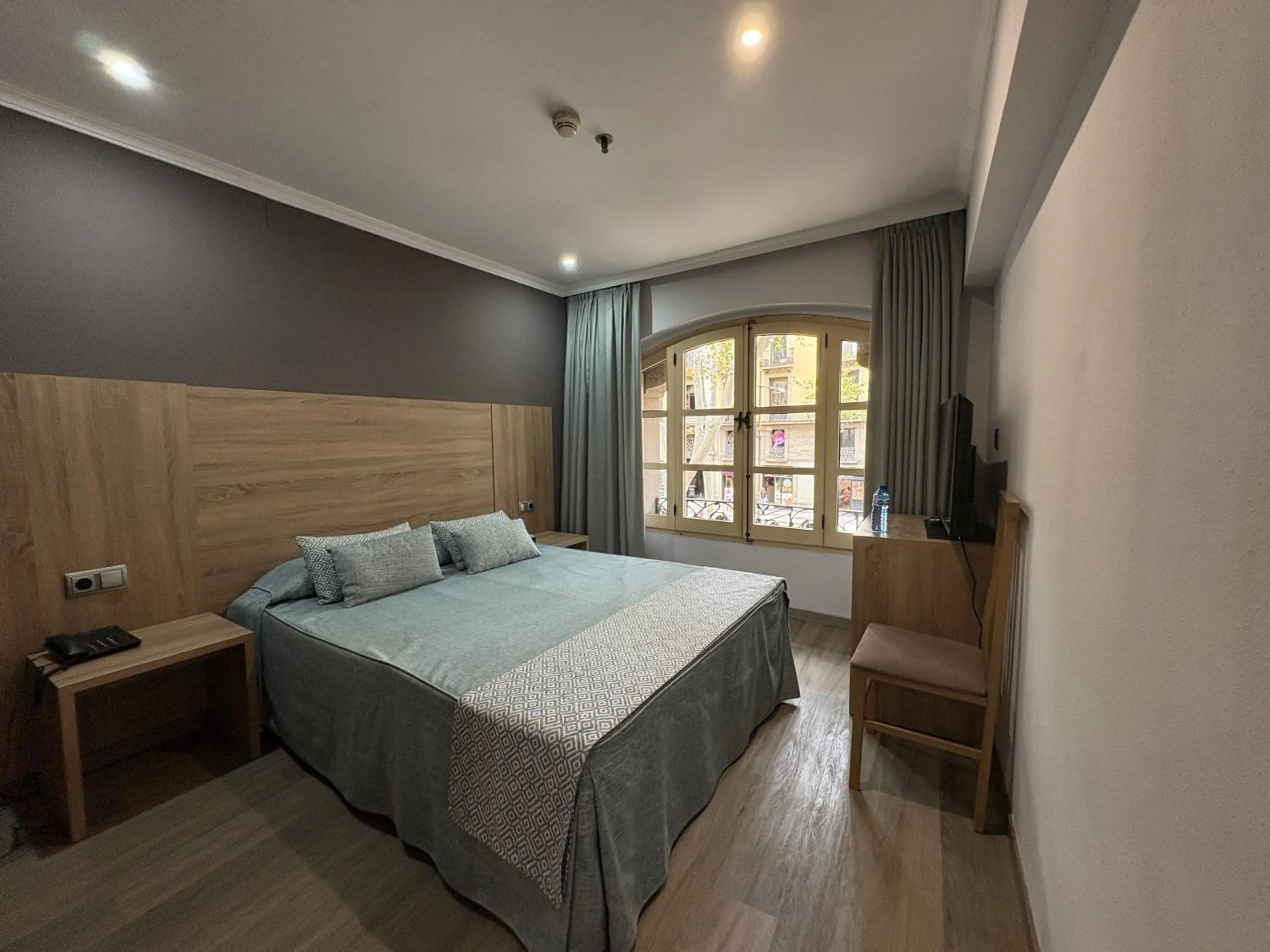 Photo of the whole room, Bed in Ramblas Hotel