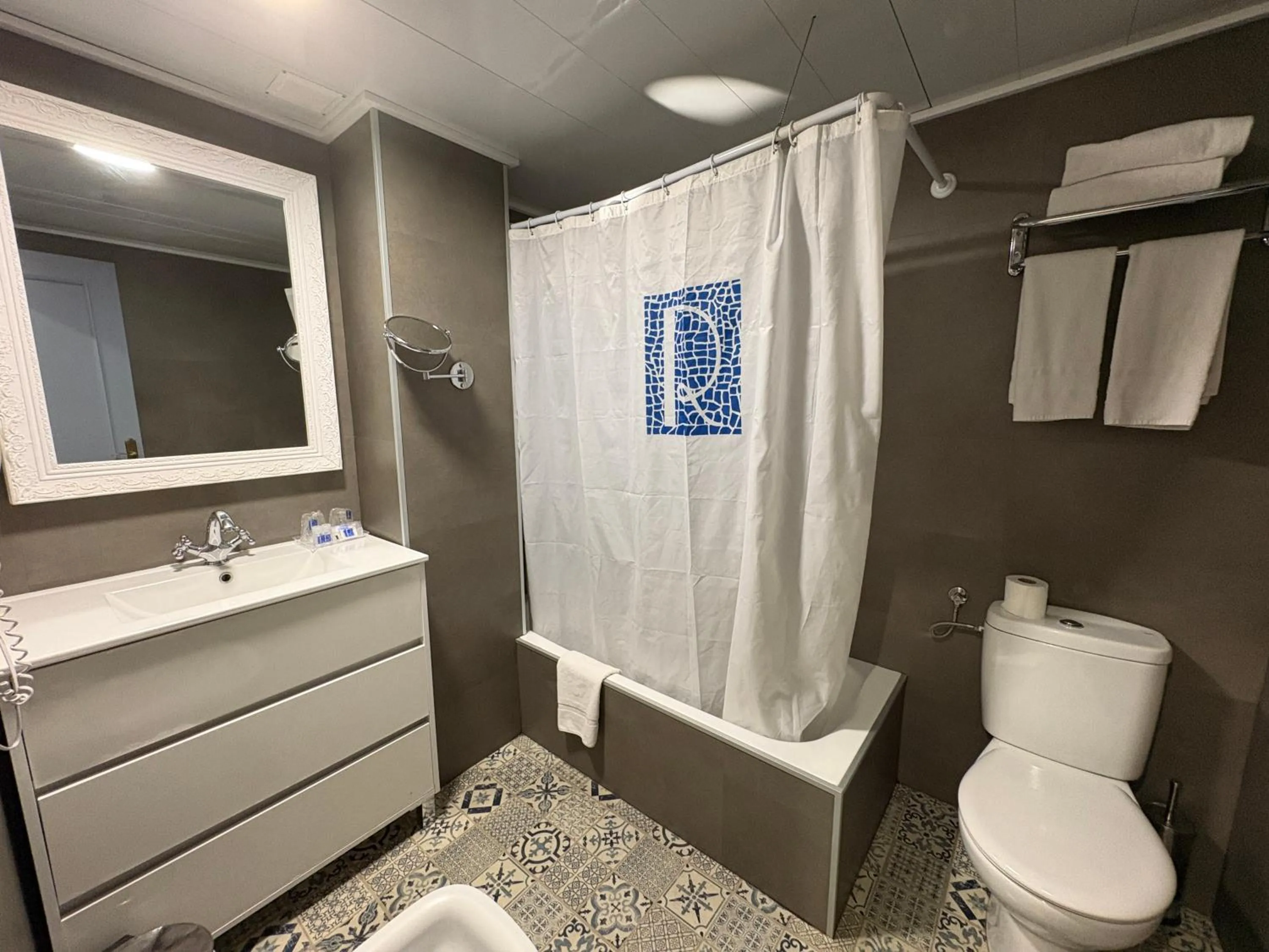 Bathroom in Ramblas Hotel