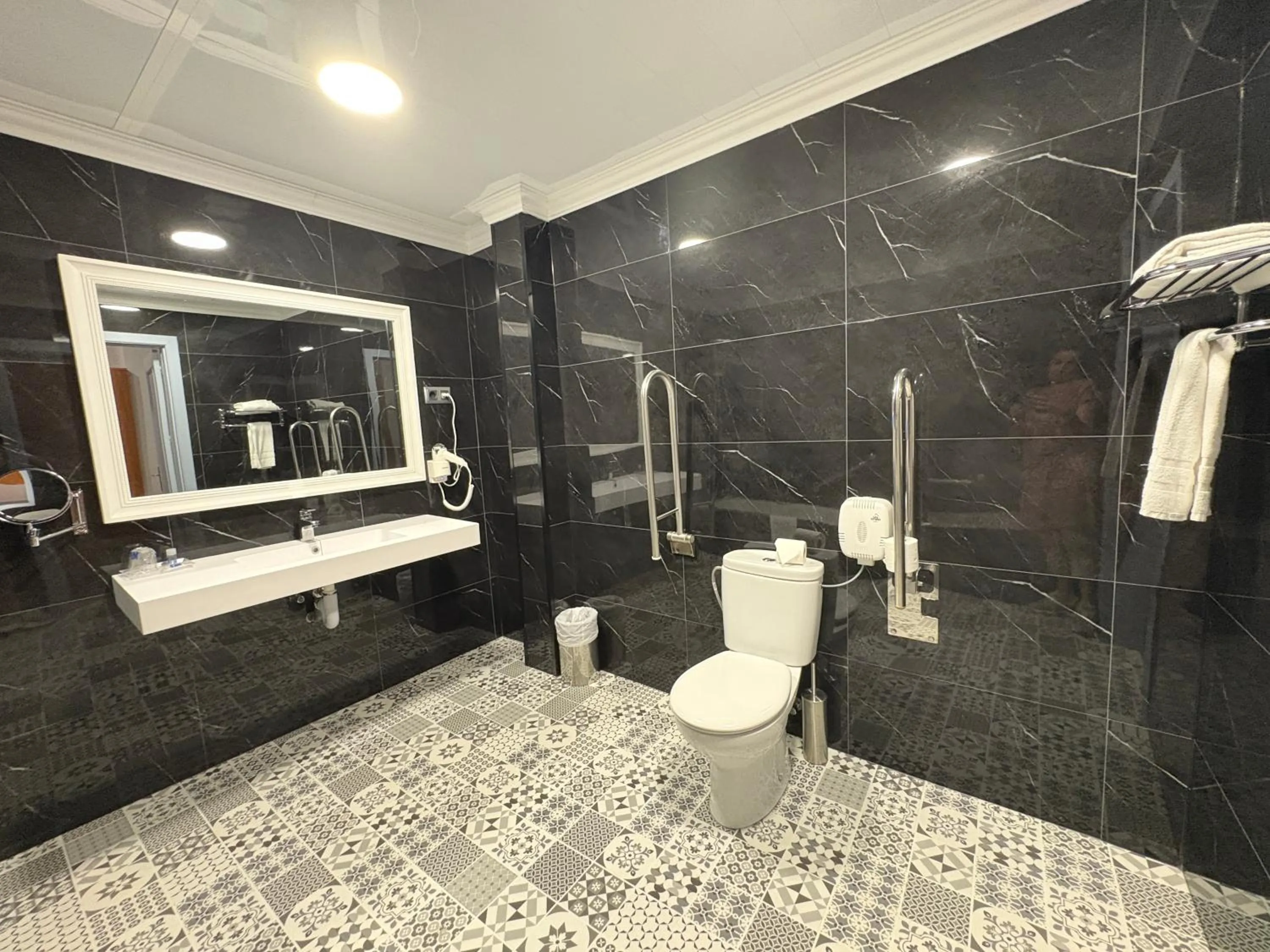 Bathroom in Ramblas Hotel