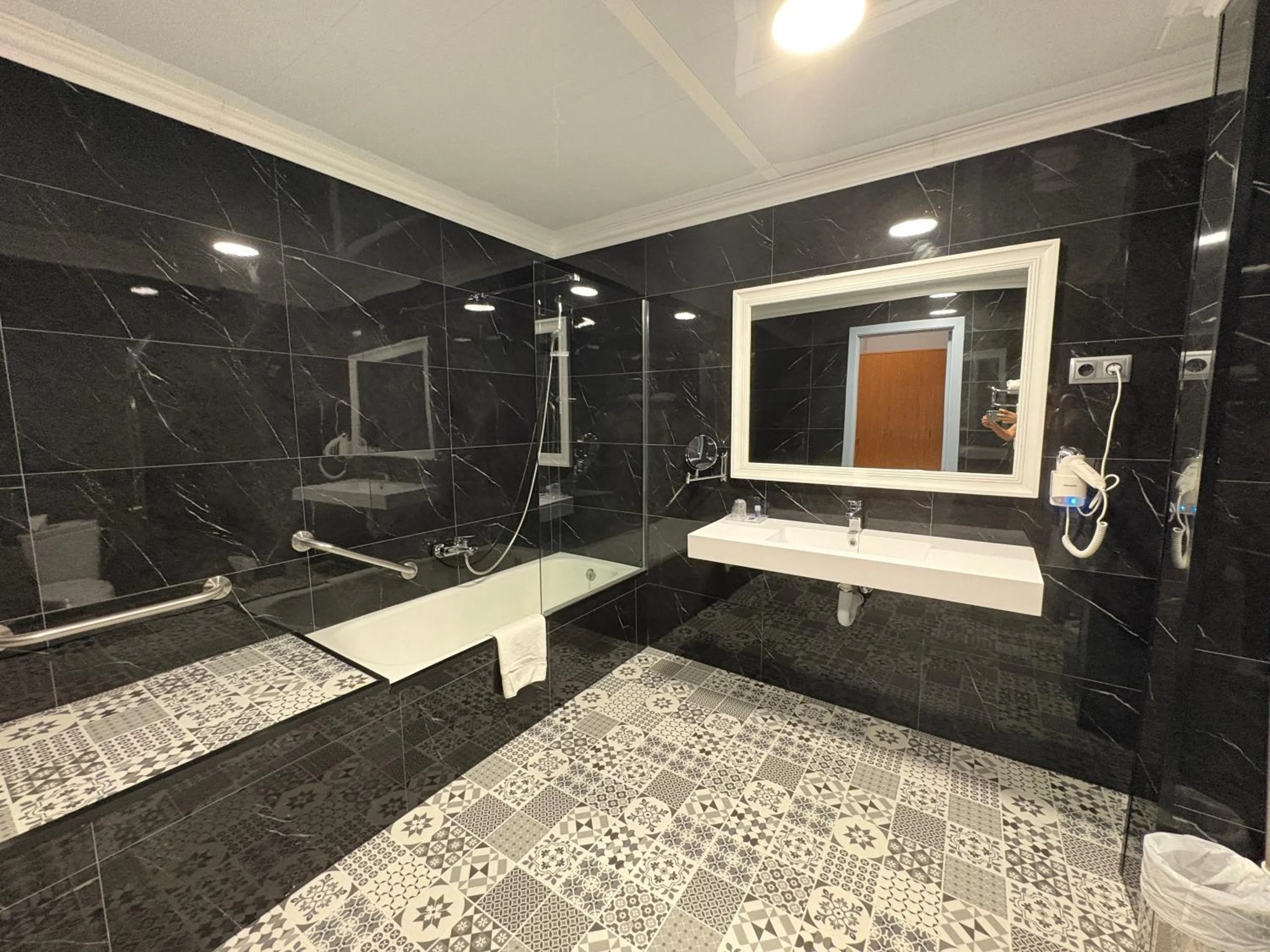 Bathroom in Ramblas Hotel