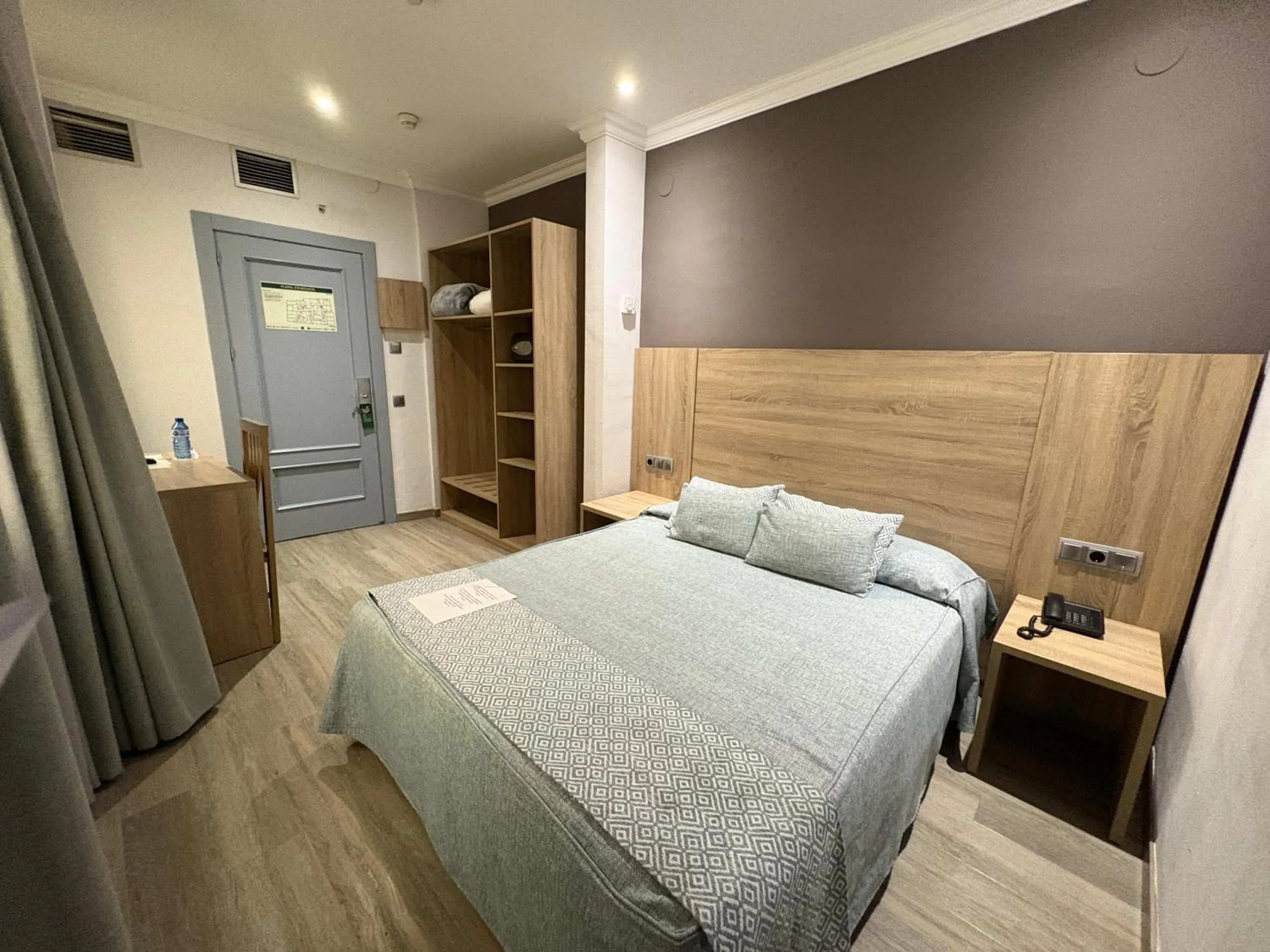 Photo of the whole room, Bed in Ramblas Hotel