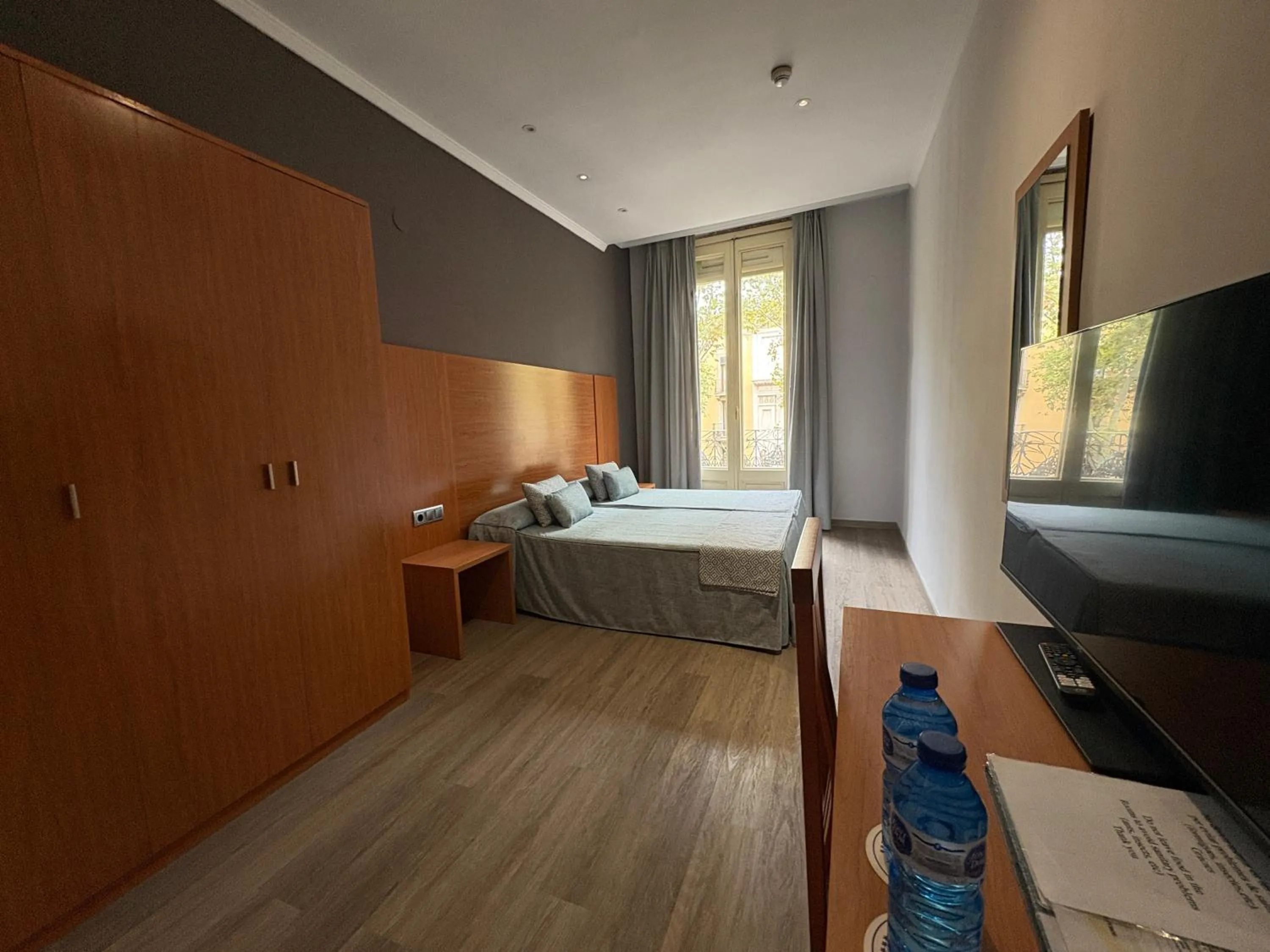 Photo of the whole room, Bed in Ramblas Hotel