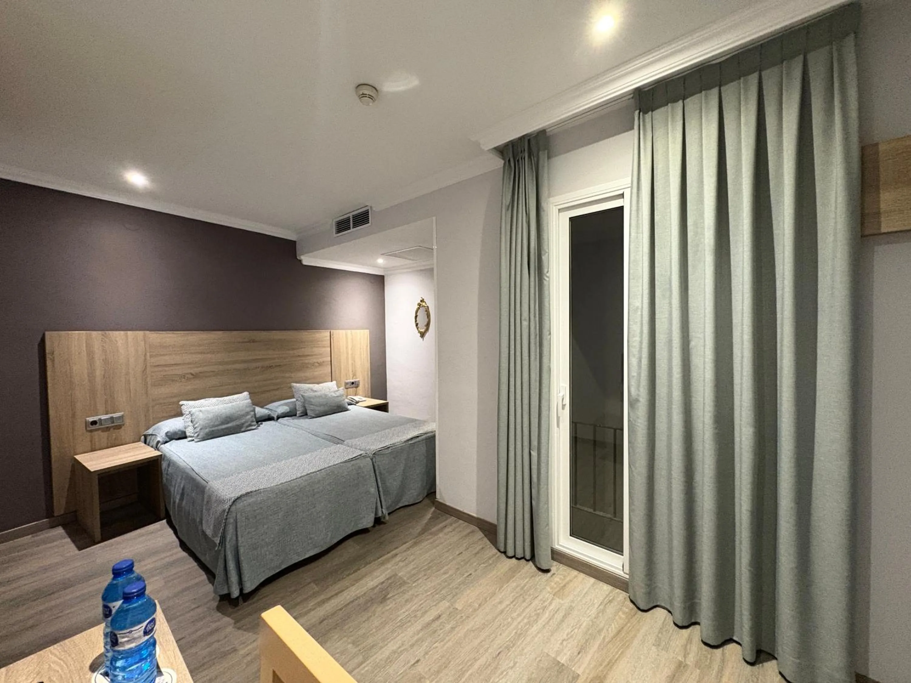 Photo of the whole room, Bed in Ramblas Hotel