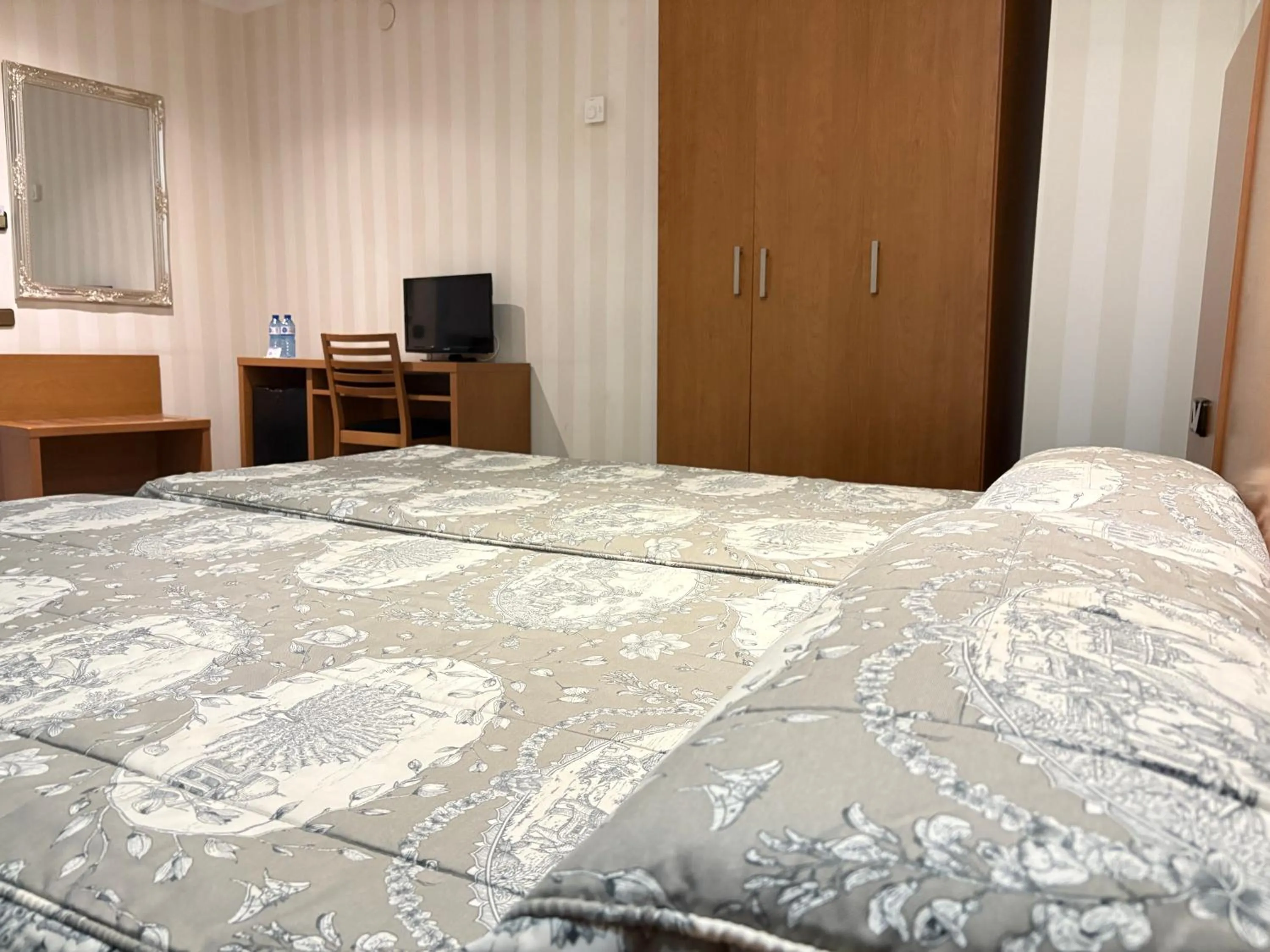 Photo of the whole room, Bed in Ramblas Hotel