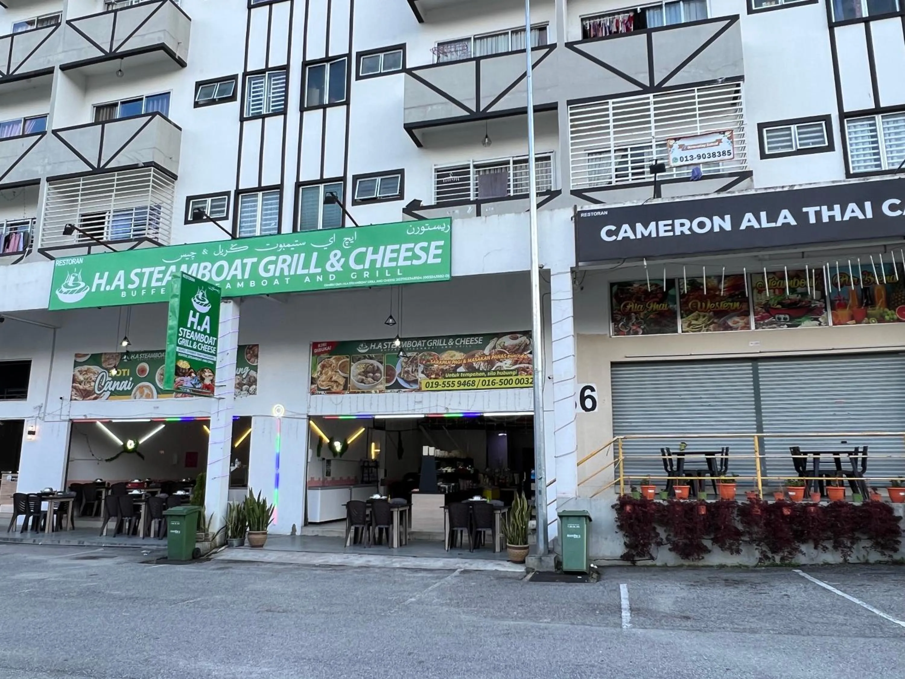 Restaurant/places to eat in Cozystay @ The Quintet, Cameron