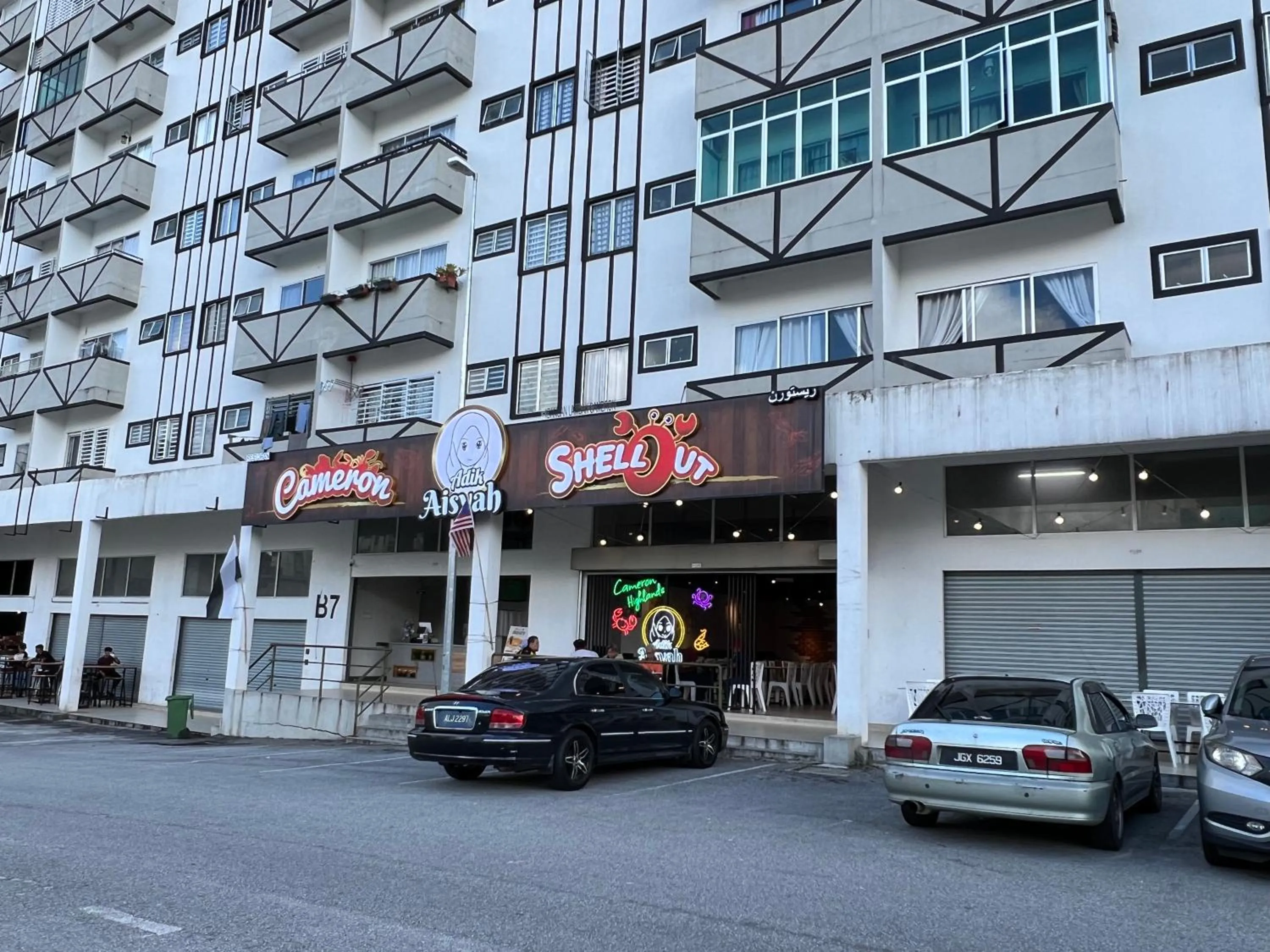 Restaurant/places to eat in Cozystay @ The Quintet, Cameron