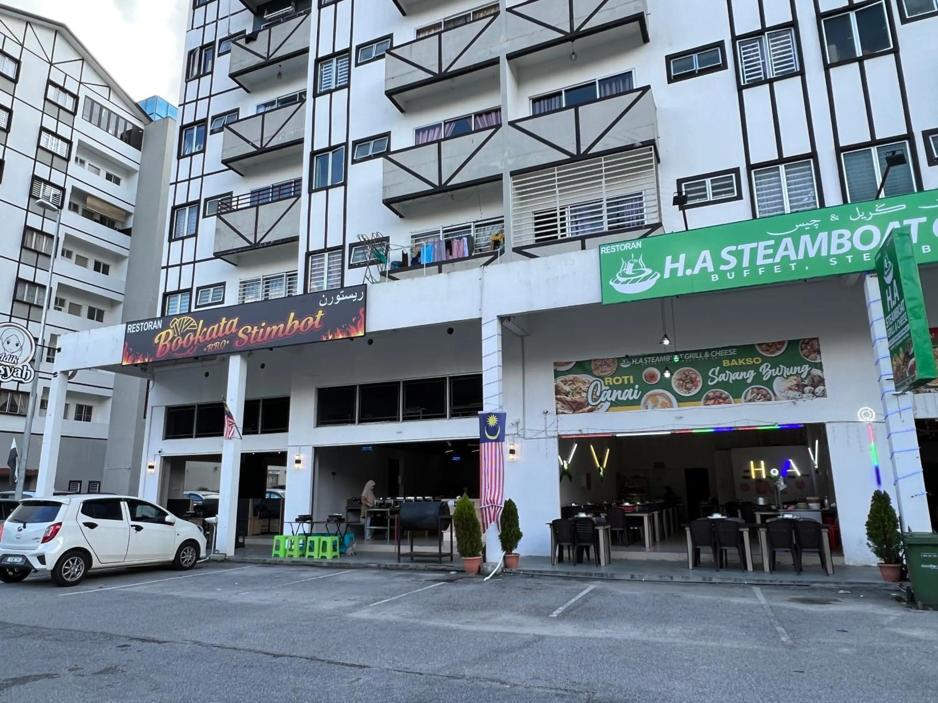 Restaurant/places to eat in Cozystay @ The Quintet, Cameron