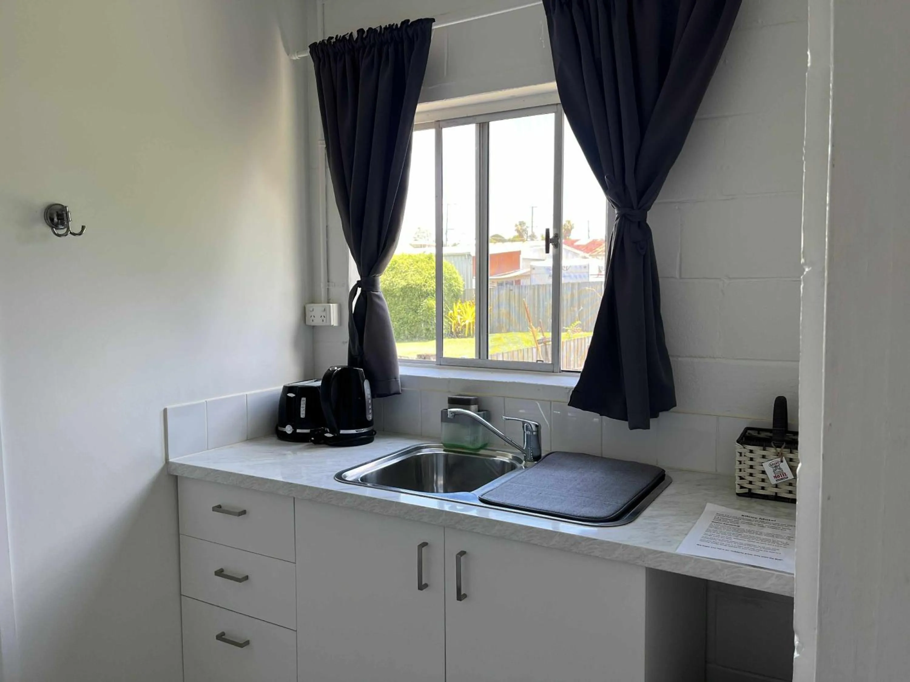 Kitchen or kitchenette in Kilcoy Motel