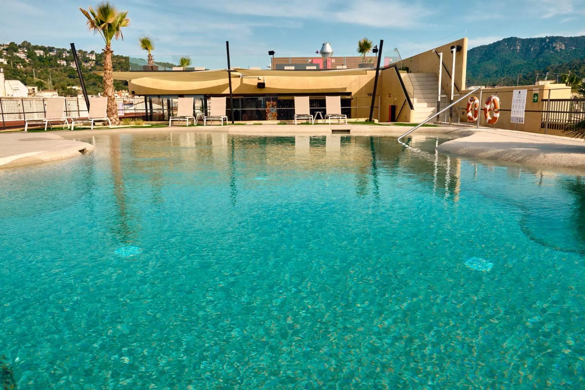 Swimming pool in Hotel Delfín 4 Sup