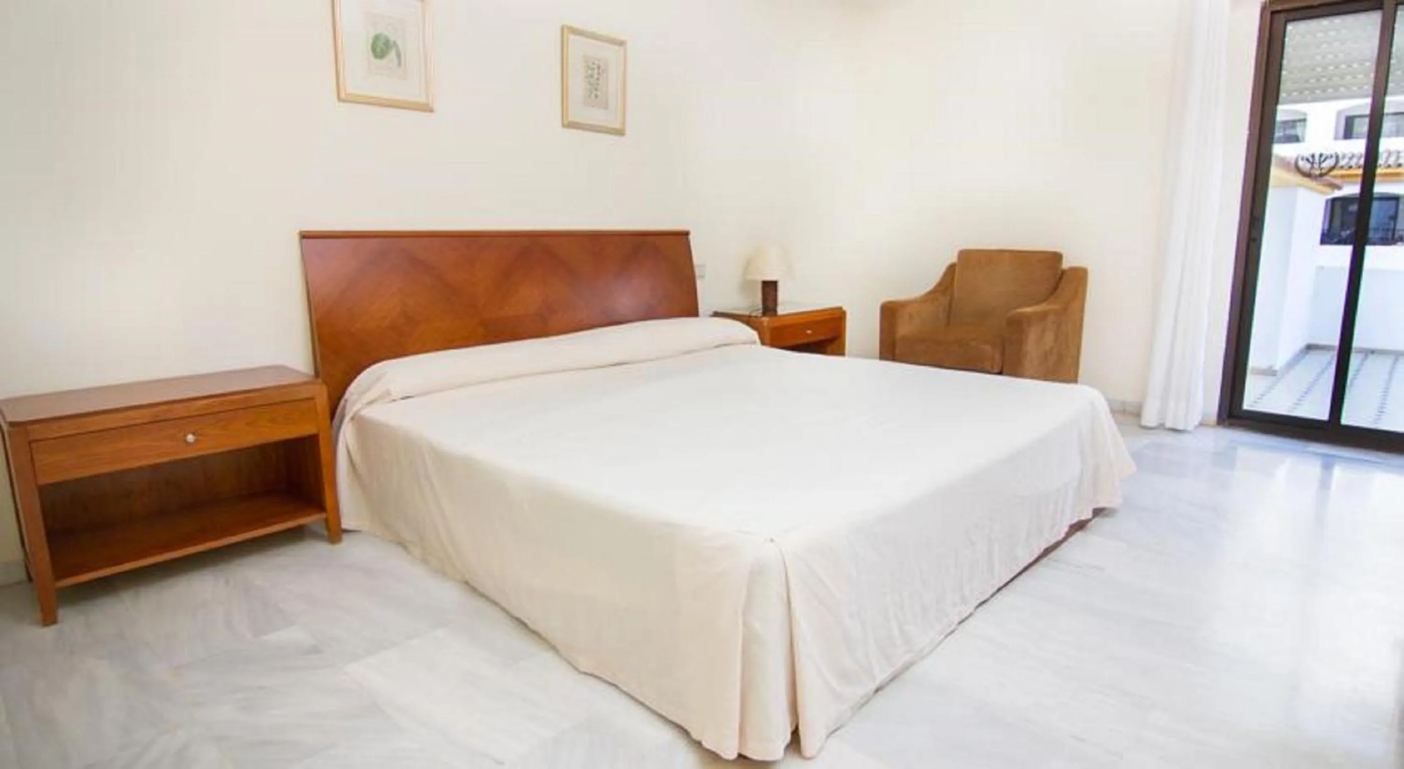 Bedroom, Bed in Park Plaza Suites Apartamentos