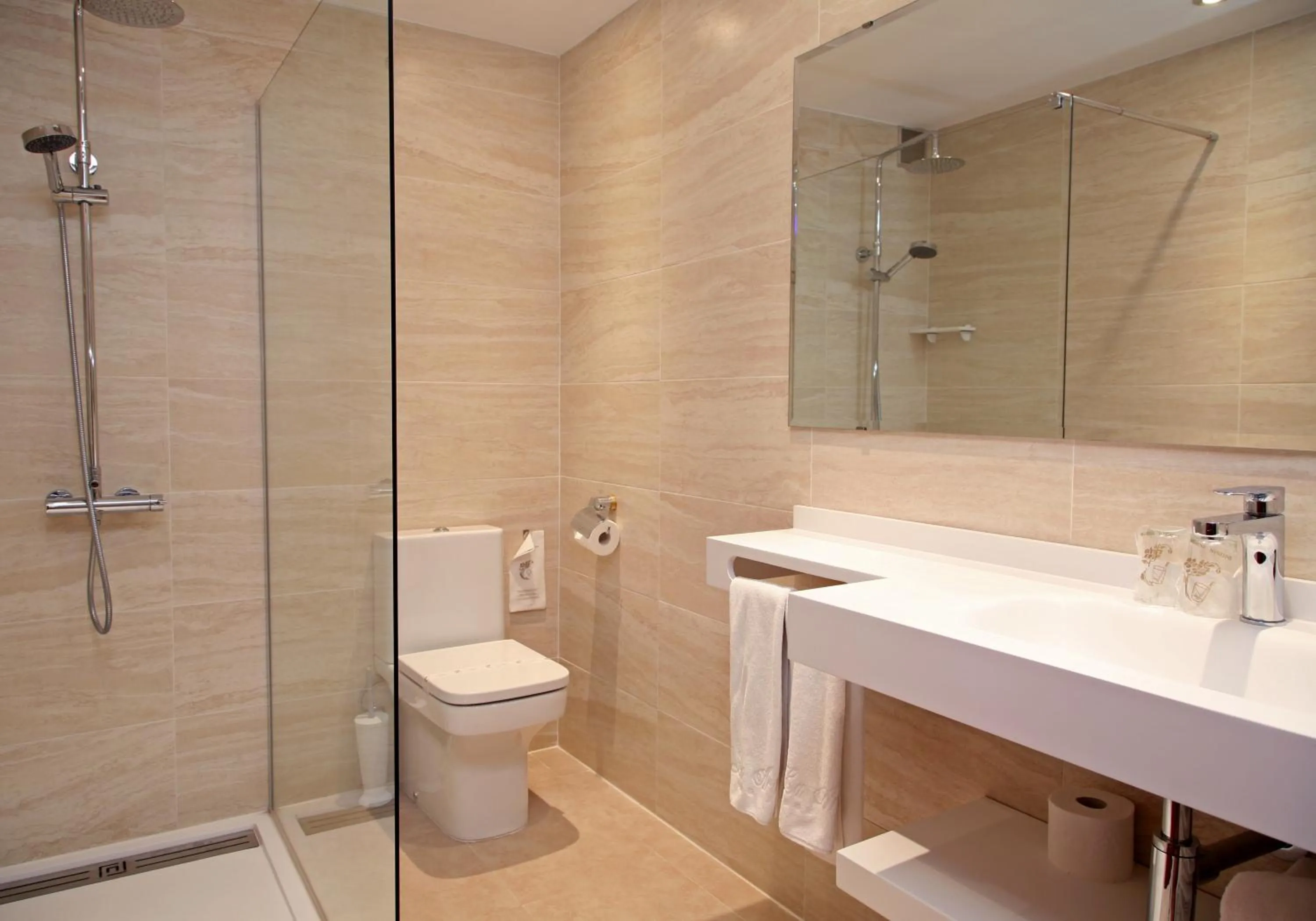 Bathroom in Hotel La Arquera