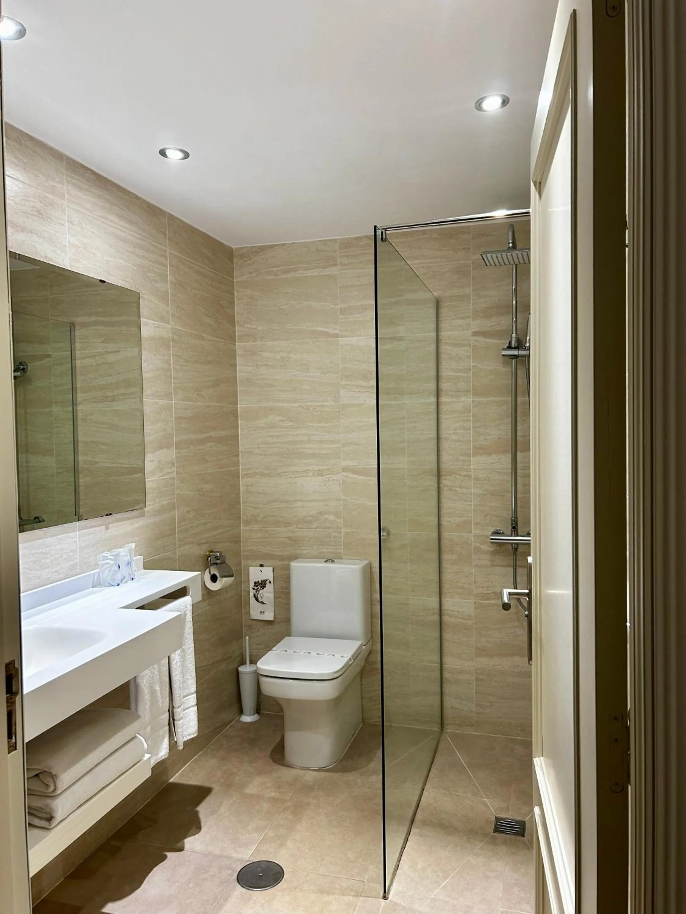 Bathroom in Hotel La Arquera