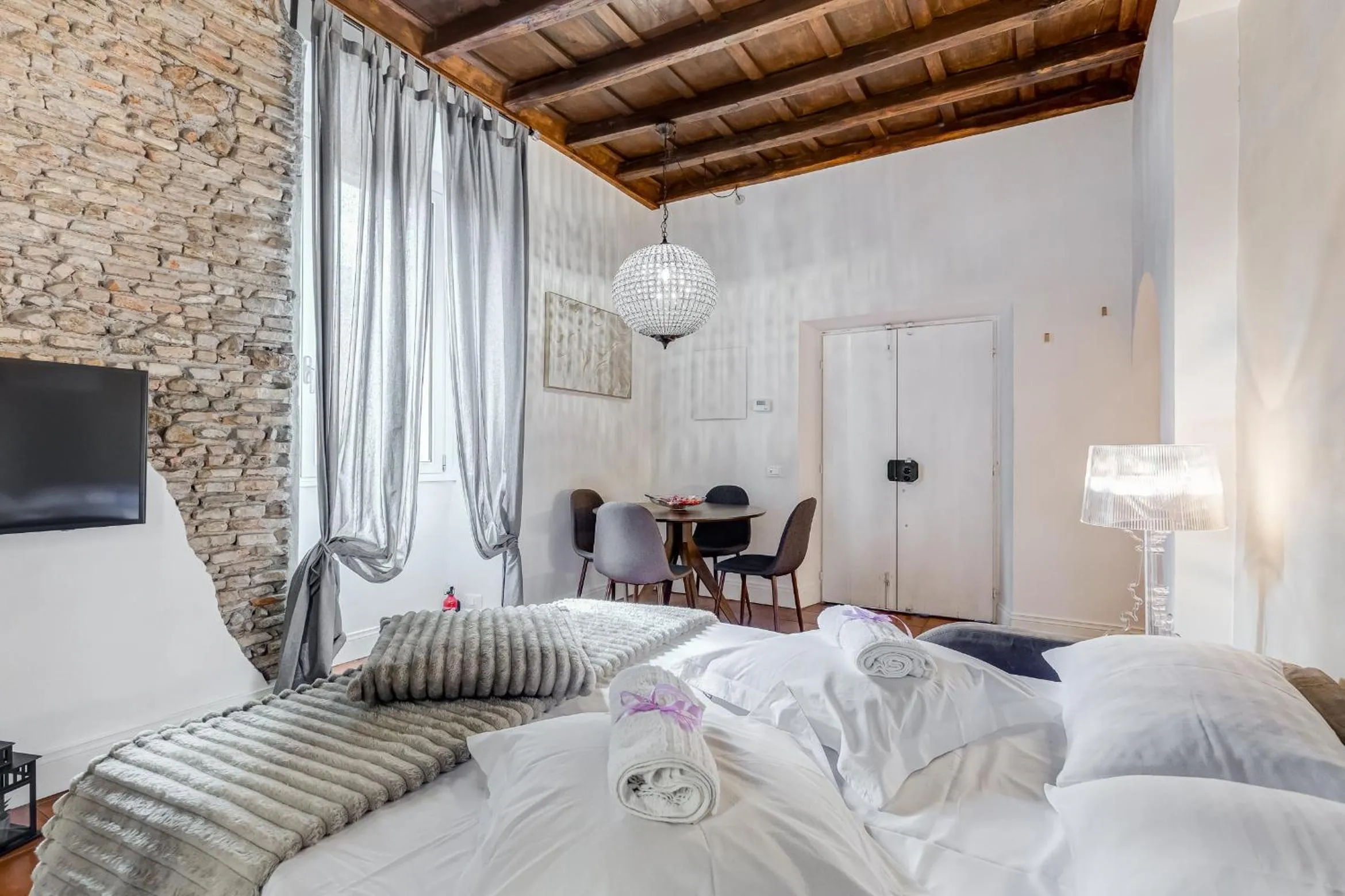 Bed in Campo dei fiori Royal Orchid apartment
