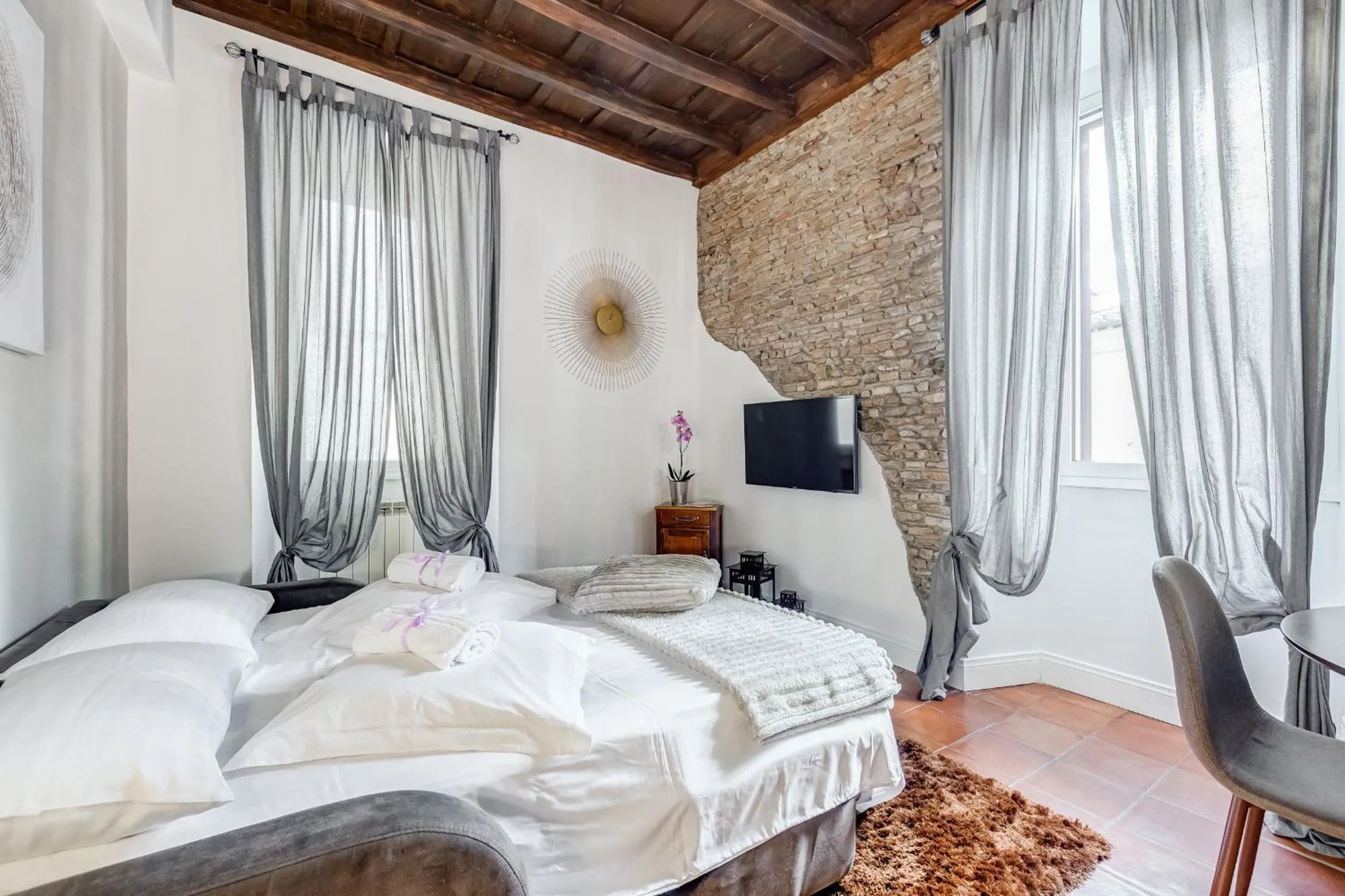 Bed in Campo dei fiori Royal Orchid apartment