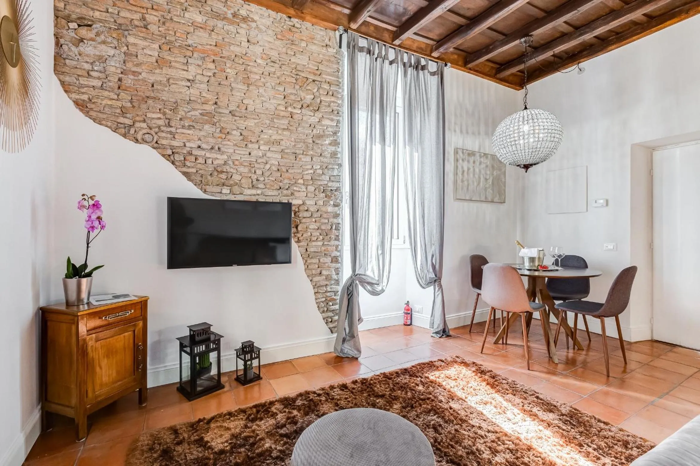 TV and multimedia in Campo dei fiori Royal Orchid apartment