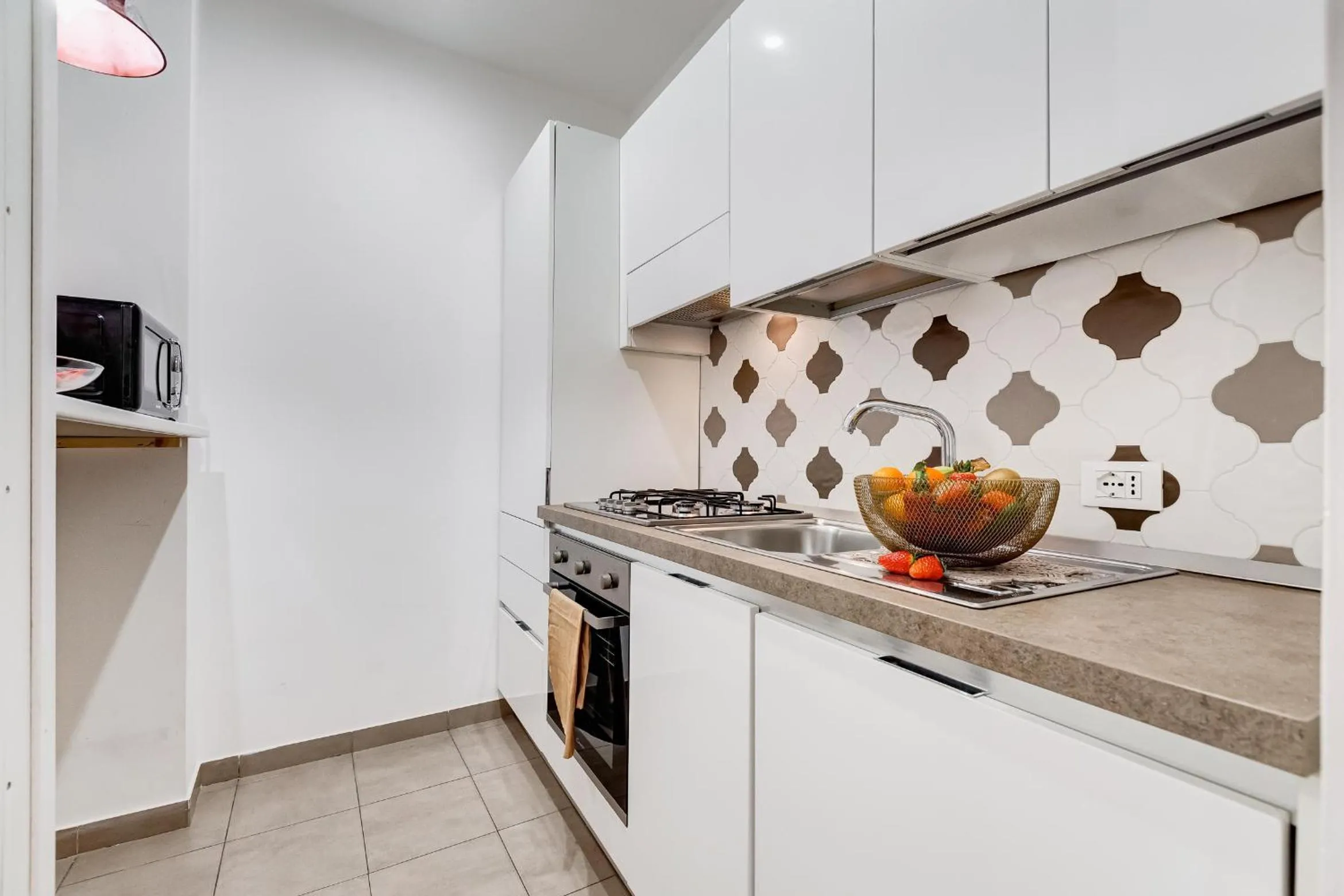 Kitchen or kitchenette in Campo dei fiori Royal Orchid apartment