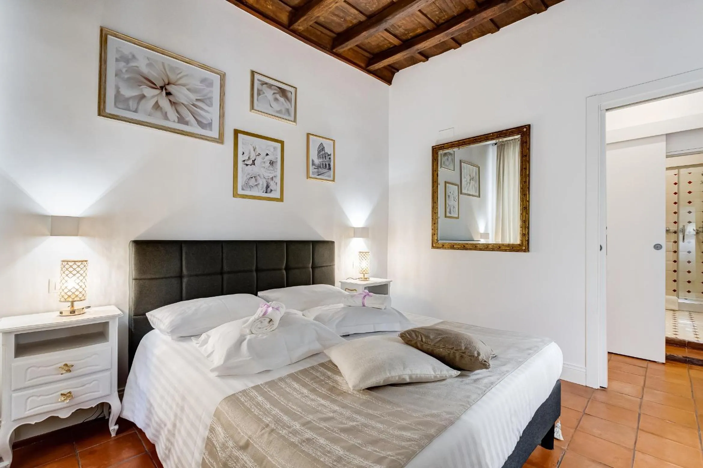 Bedroom, Bed in Campo dei fiori Royal Orchid apartment