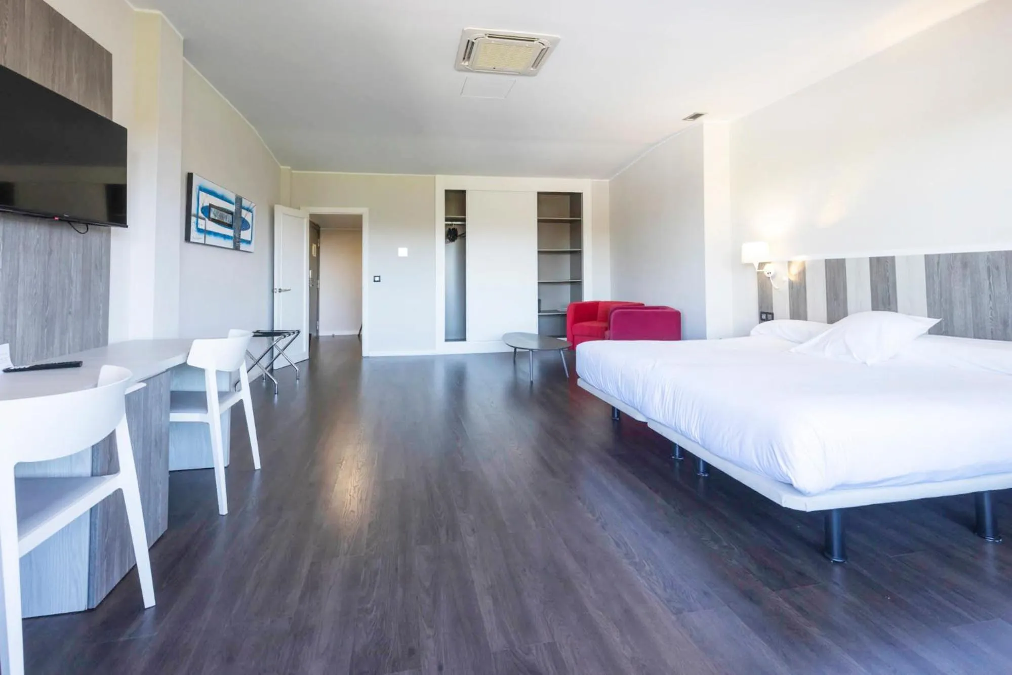 TV and multimedia, Bed in Hotel La Palma de Llanes