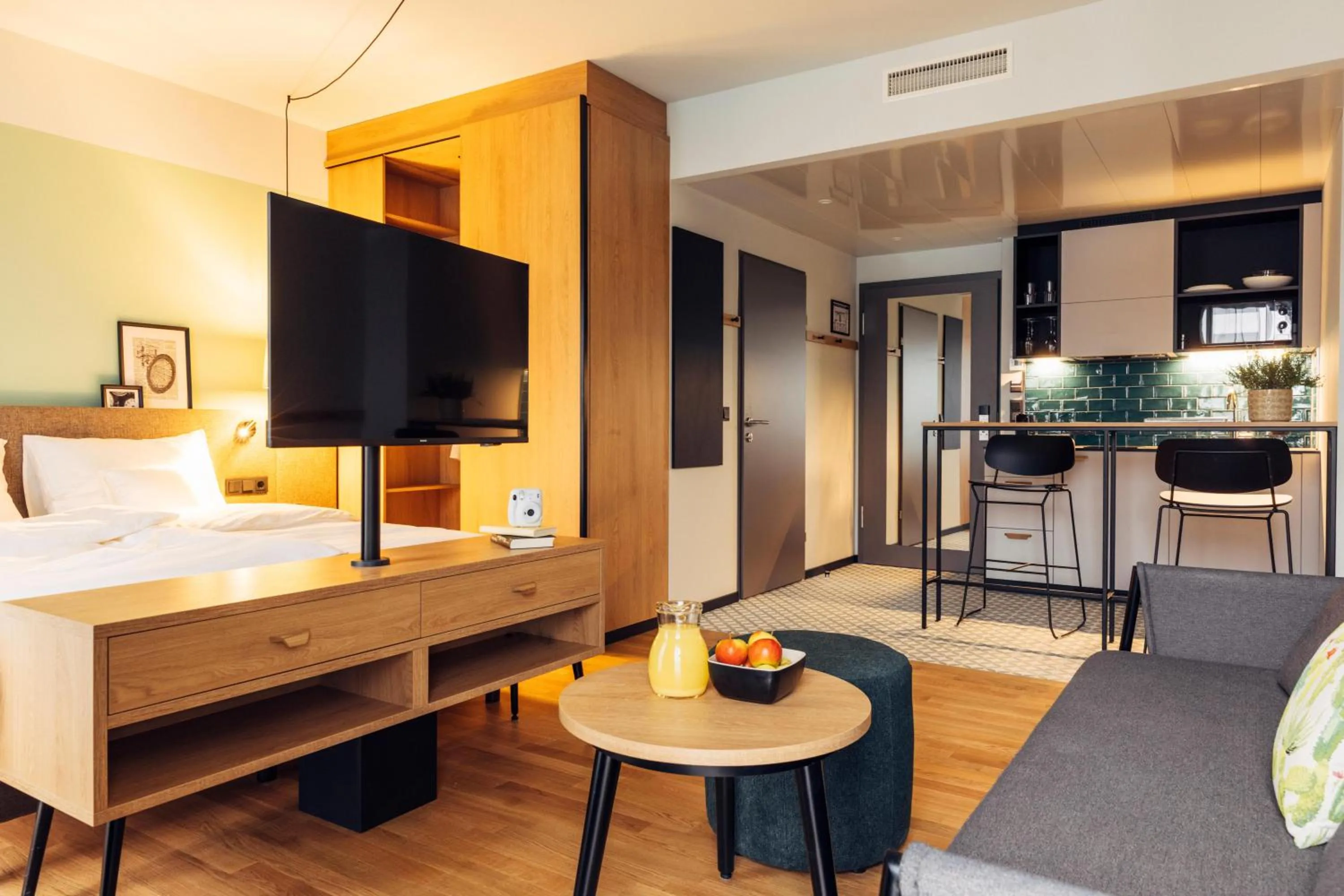 Photo of the whole room, Bed in harry's home Villach hotel & apartments