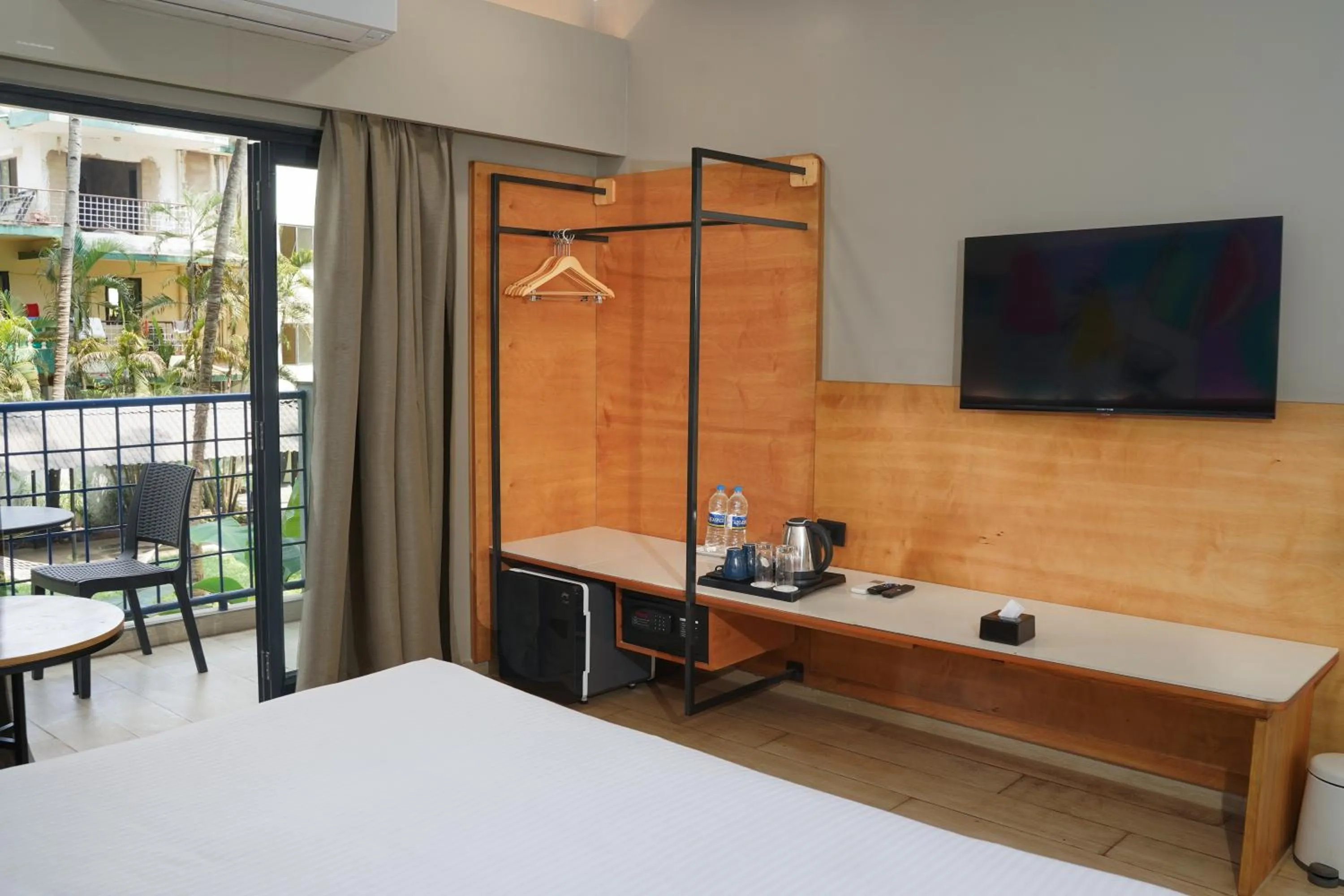 Photo of the whole room, Bed in Indie Stays Goa