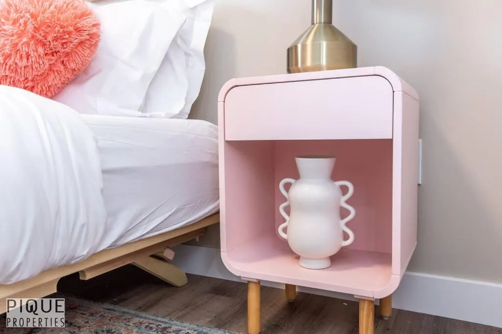 Bed in NEW, Euro-Style Suite, Whyte Avenue, AC, Netflix, Sleeps 6!