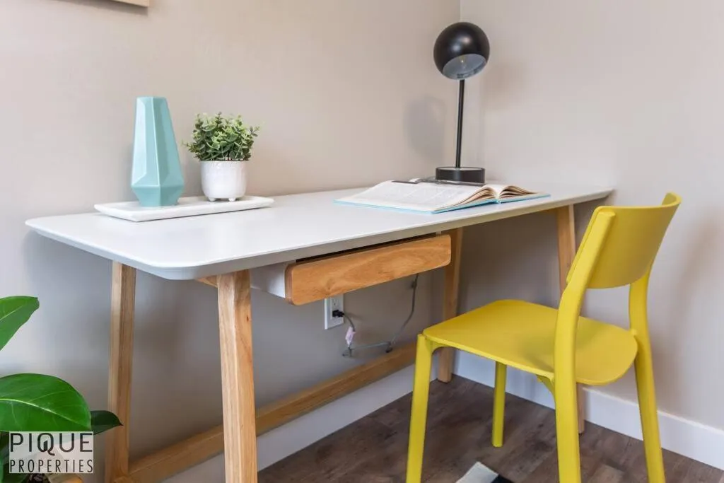 NEW, Euro-Style Suite, Whyte Avenue, AC, Netflix, Sleeps 6!