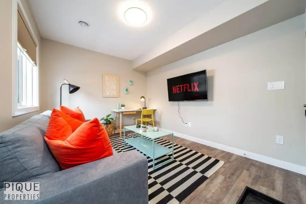 NEW, Euro-Style Suite, Whyte Avenue, AC, Netflix, Sleeps 6! NEW, Euro-Style Suite, Whyte Avenue, AC, Netflix, Sleeps 6!