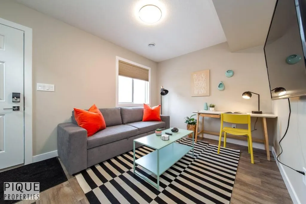 TV and multimedia in NEW, Euro-Style Suite, Whyte Avenue, AC, Netflix, Sleeps 6!