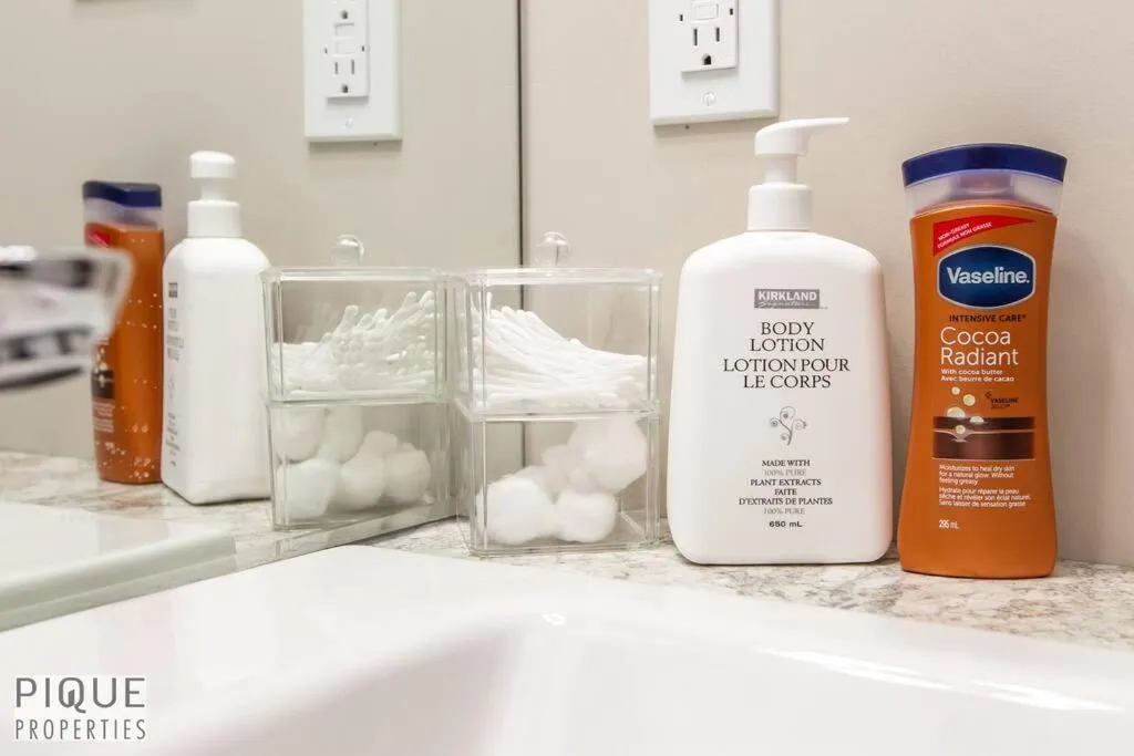 NEW, Euro-Style Suite, Whyte Avenue, AC, Netflix, Sleeps 6!