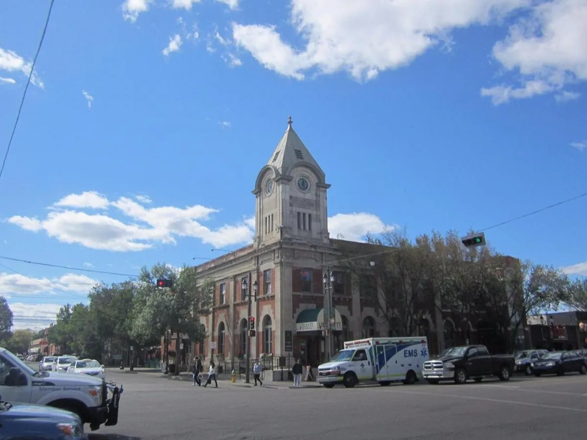 NEW, Euro-Style Suite, Whyte Avenue, AC, Netflix, Sleeps 6!