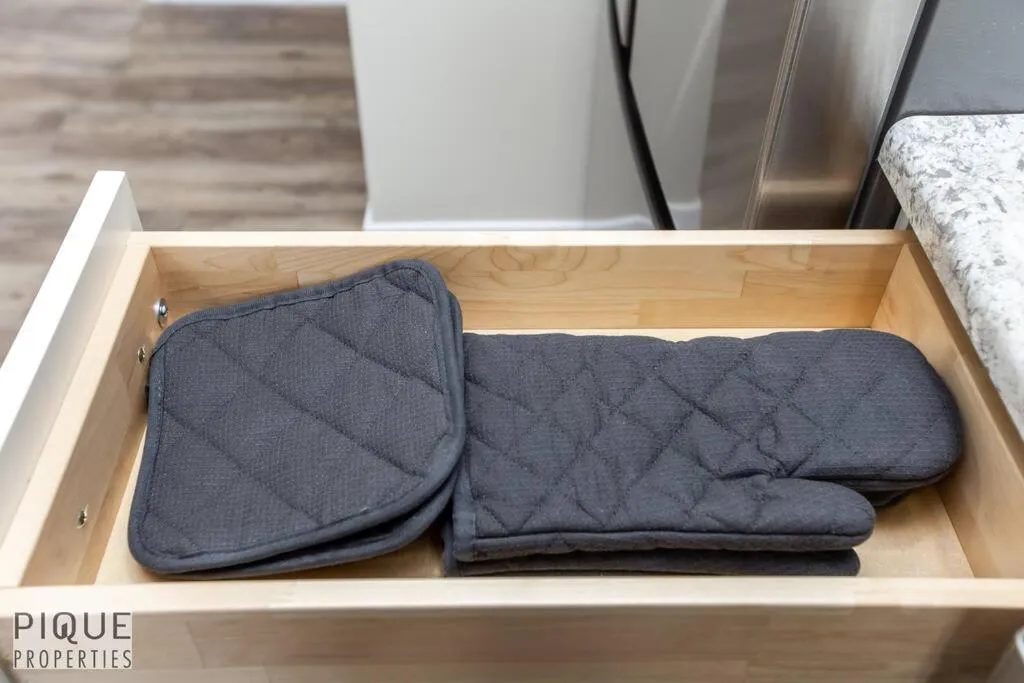 NEW, Euro-Style Suite, Whyte Avenue, AC, Netflix, Sleeps 6!