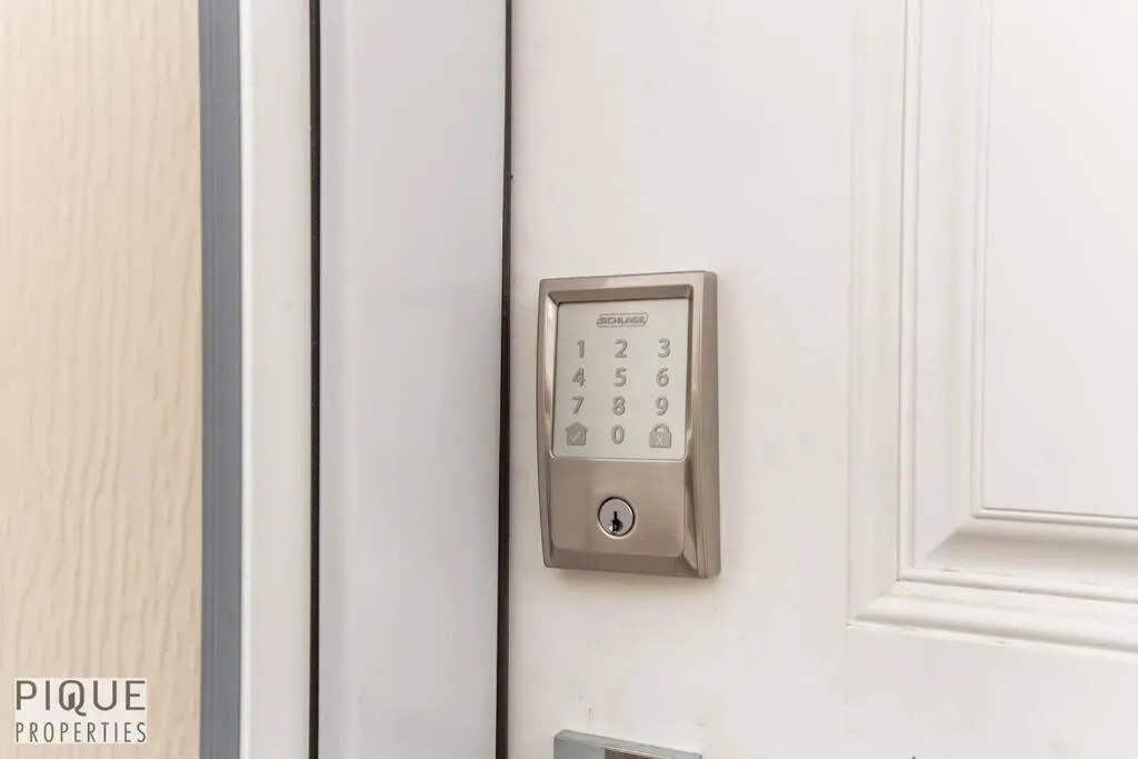 NEW, Euro-Style Suite, Whyte Avenue, AC, Netflix, Sleeps 6!