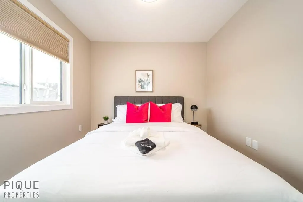 Bed in NEW, Euro-Style Suite, Whyte Avenue, AC, Netflix, Sleeps 6!