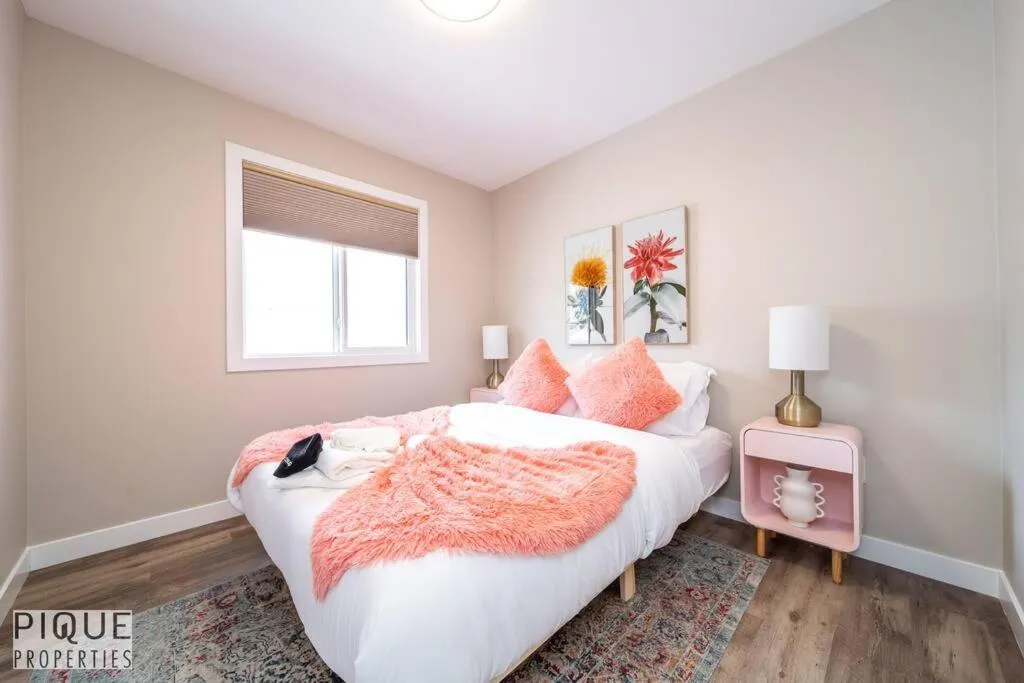 Bed in NEW, Euro-Style Suite, Whyte Avenue, AC, Netflix, Sleeps 6!