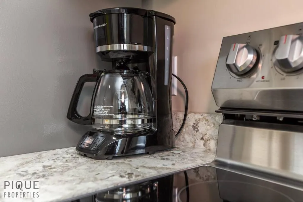 Coffee/tea facilities in NEW, Euro-Style Suite, Whyte Avenue, AC, Netflix, Sleeps 6!