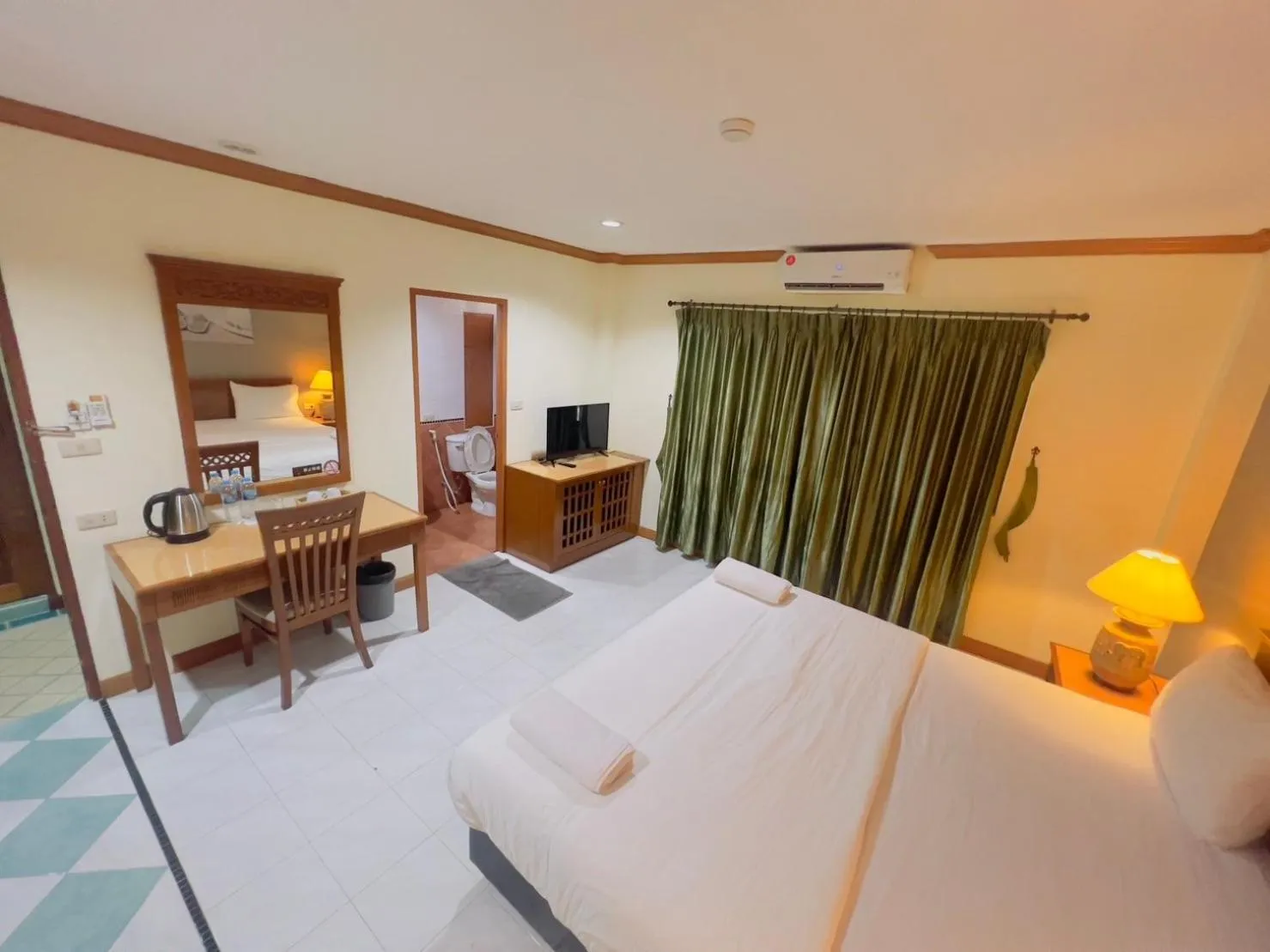 Photo of the whole room, Bed in Royal Vista Patong