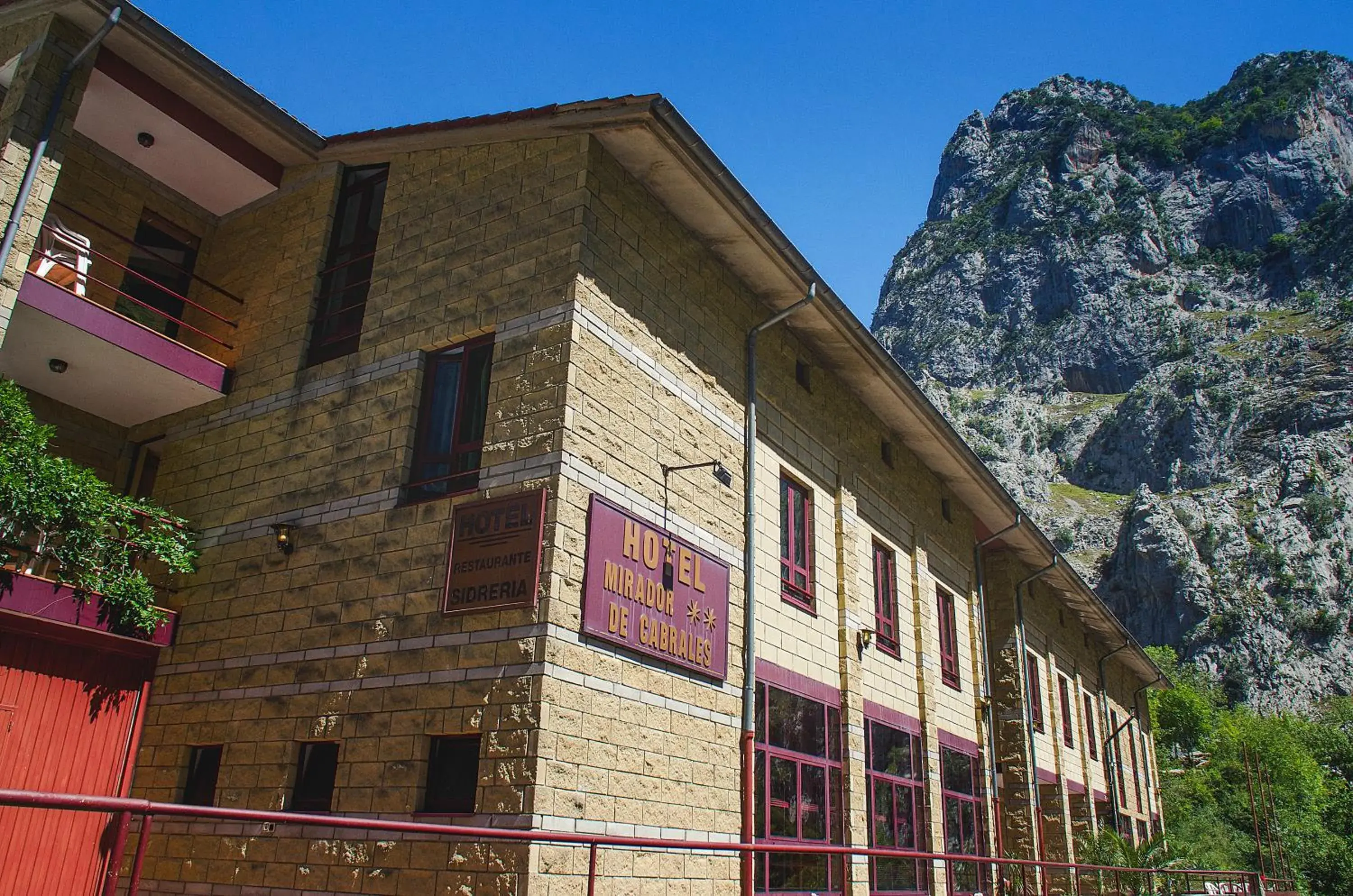 Property building in Arcea Mirador de Cabrales Property building in Arcea Mirador de Cabrales