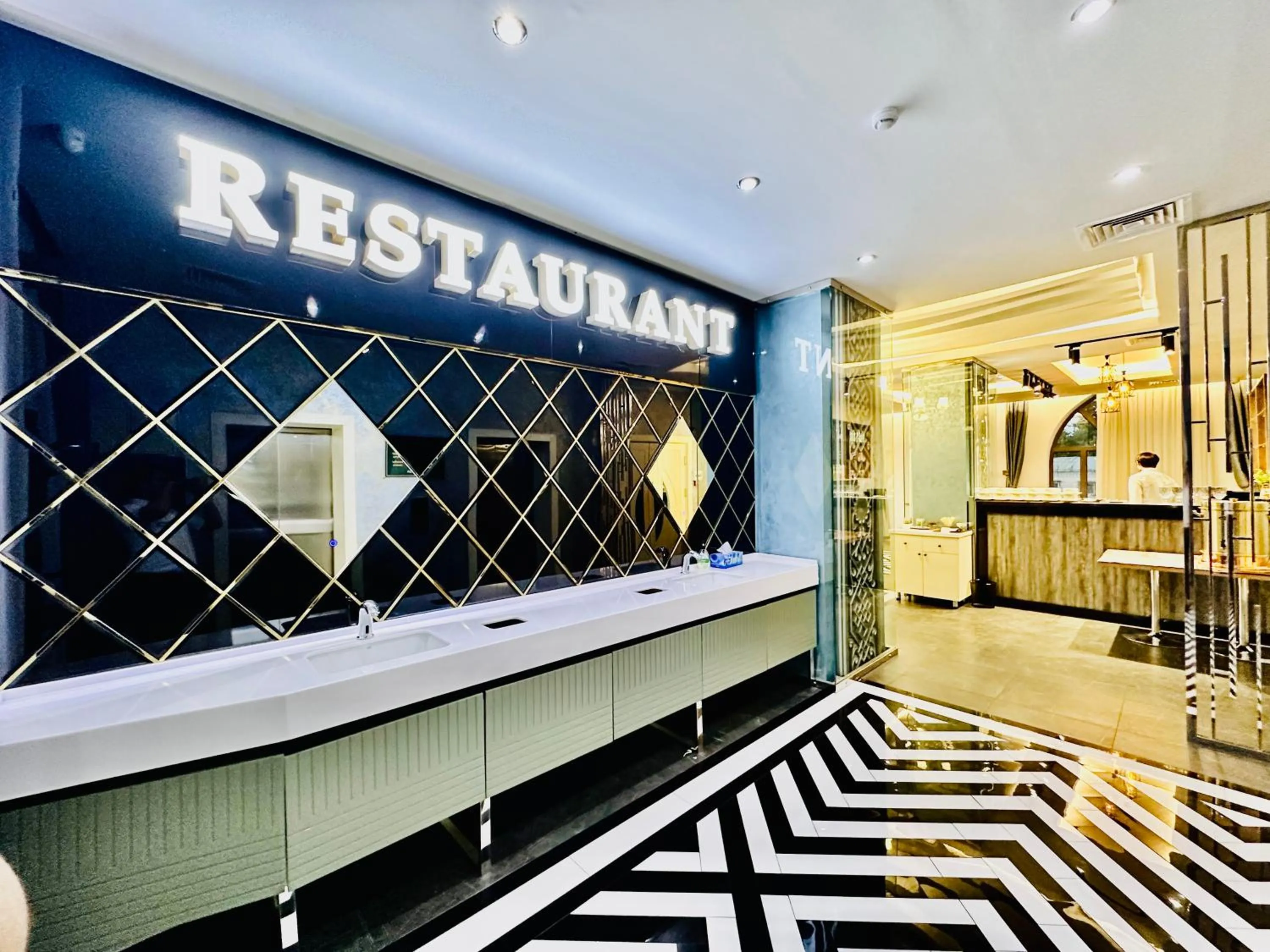 Restaurant/places to eat in Novza Palace Hotel