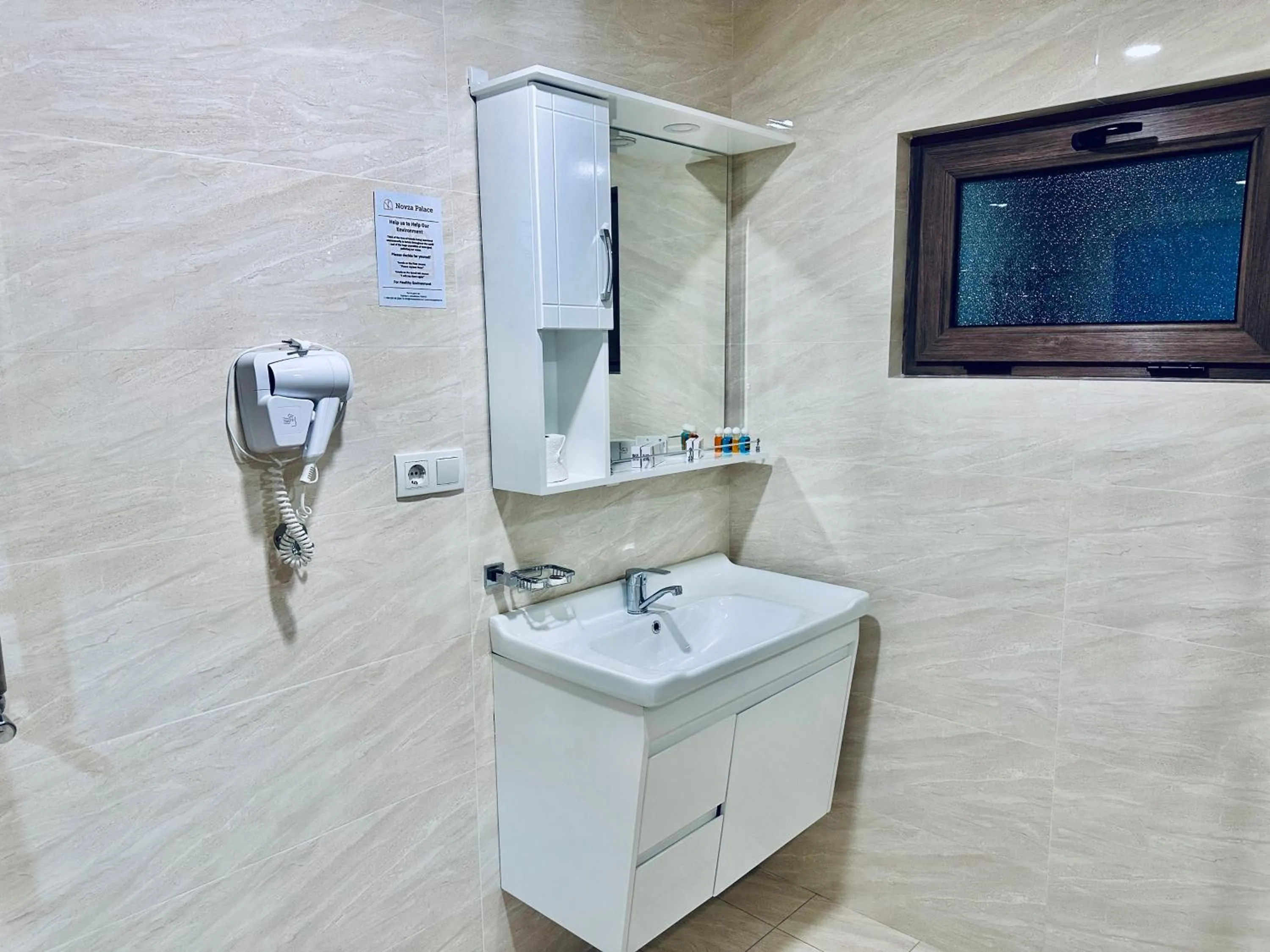 Shower in Novza Palace Hotel